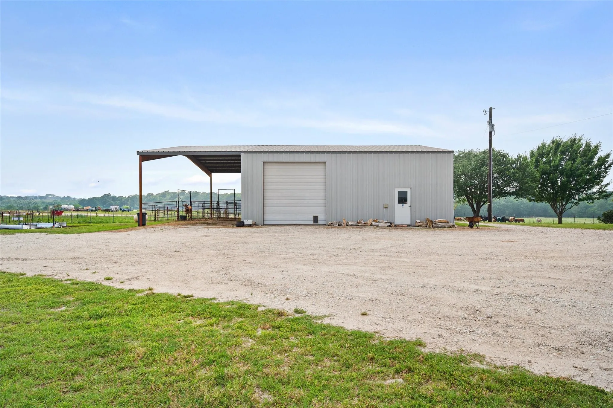 Single Family Residence For Sale in Freestone County , 199 Fcr 111 111, Fairfield, Texas 75840, 5 Bedrooms, 3 Bathrooms, 6 Garage spaces, 3,948 Sqft, built in 2005, Preowned, Price $885,000, mls#21257268, Real Estate Agent in Fairfield, Homes For Sale in Freestone county, Homes For Sale in Fairfield, Realtor in Fairfield Texas, Real Estate Brokerage Independent Realty Texas, Luminita Cordes Realtor