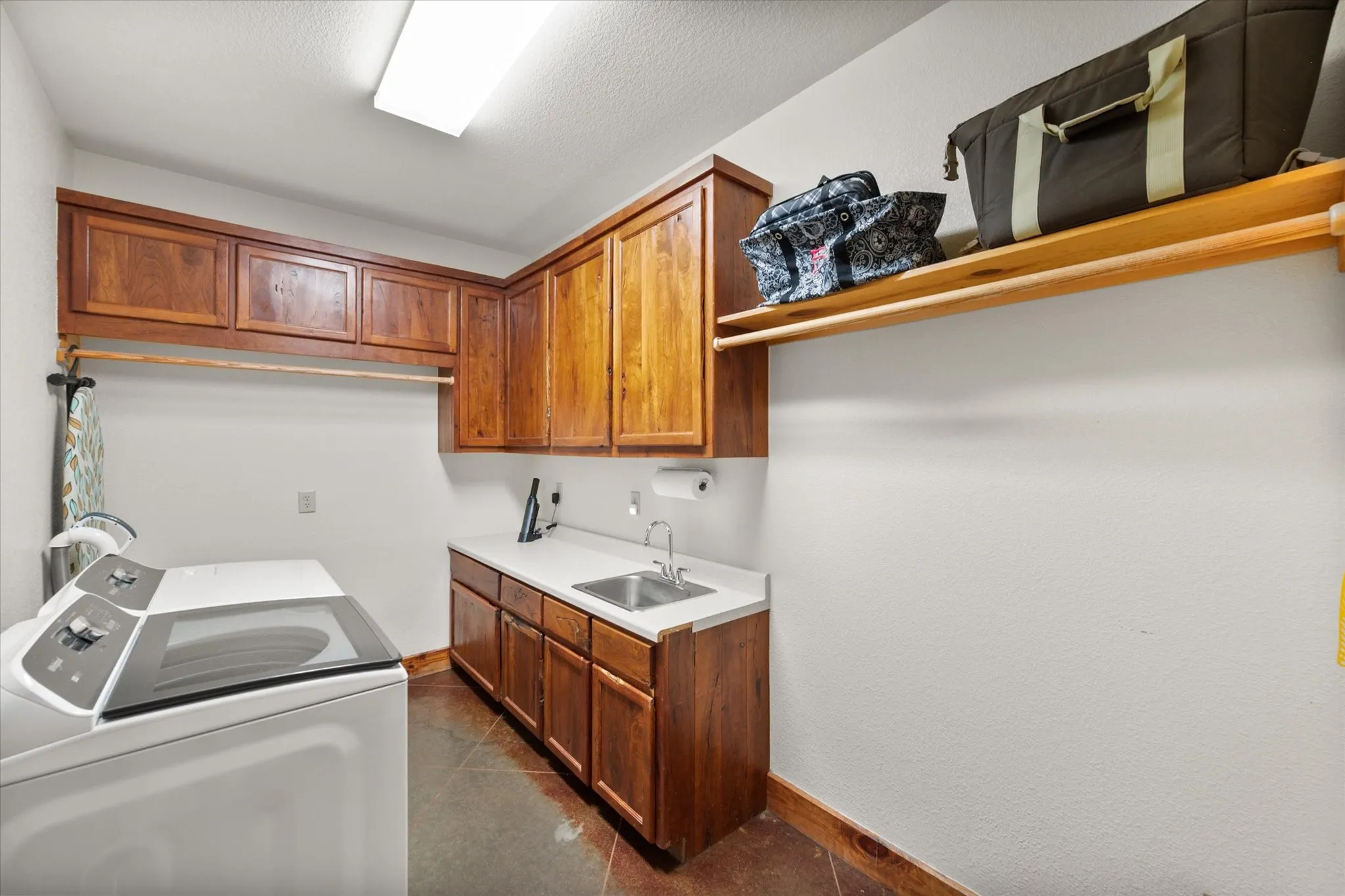 Single Family Residence For Sale in Freestone County , 199 Fcr 111 111, Fairfield, Texas 75840, 5 Bedrooms, 3 Bathrooms, 6 Garage spaces, 3,948 Sqft, built in 2005, Preowned, Price $885,000, mls#21257268, Real Estate Agent in Fairfield, Homes For Sale in Freestone county, Homes For Sale in Fairfield, Realtor in Fairfield Texas, Real Estate Brokerage Independent Realty Texas, Luminita Cordes Realtor