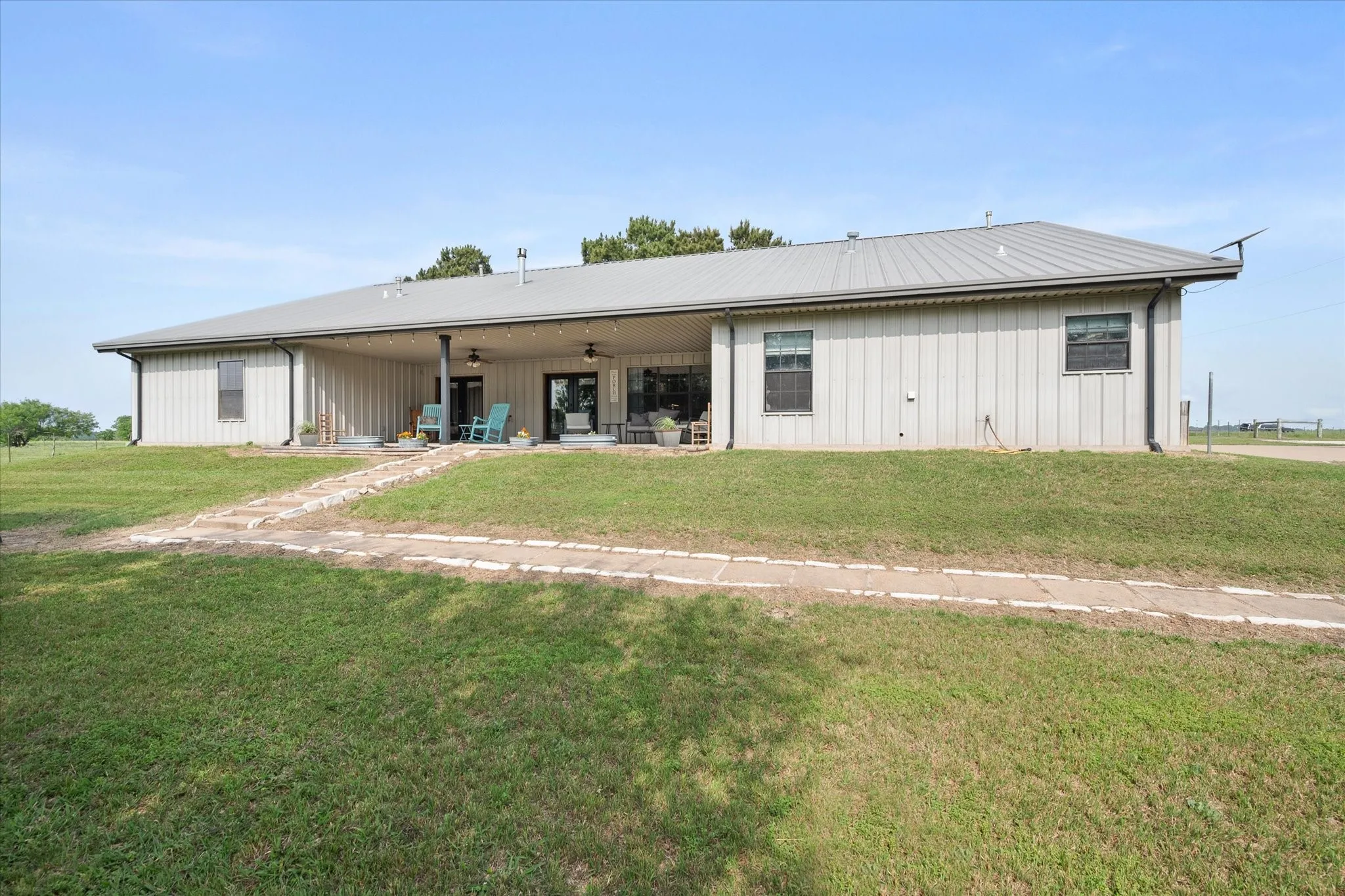 Single Family Residence For Sale in Freestone County , 199 Fcr 111 111, Fairfield, Texas 75840, 5 Bedrooms, 3 Bathrooms, 6 Garage spaces, 3,948 Sqft, built in 2005, Preowned, Price $885,000, mls#21257268, Real Estate Agent in Fairfield, Homes For Sale in Freestone county, Homes For Sale in Fairfield, Realtor in Fairfield Texas, Real Estate Brokerage Independent Realty Texas, Luminita Cordes Realtor