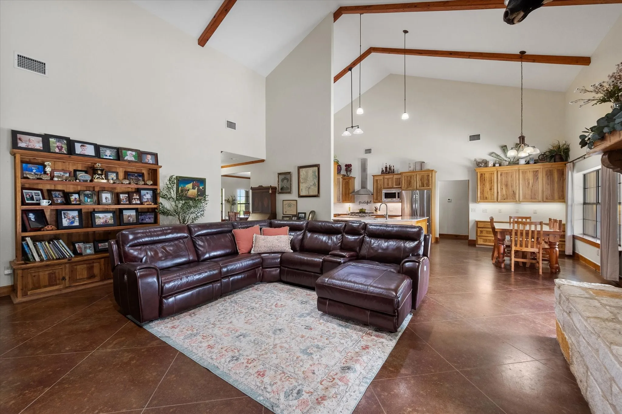 Single Family Residence For Sale in Freestone County , 199 Fcr 111 111, Fairfield, Texas 75840, 5 Bedrooms, 3 Bathrooms, 6 Garage spaces, 3,948 Sqft, built in 2005, Preowned, Price $885,000, mls#21257268, Real Estate Agent in Fairfield, Homes For Sale in Freestone county, Homes For Sale in Fairfield, Realtor in Fairfield Texas, Real Estate Brokerage Independent Realty Texas, Luminita Cordes Realtor