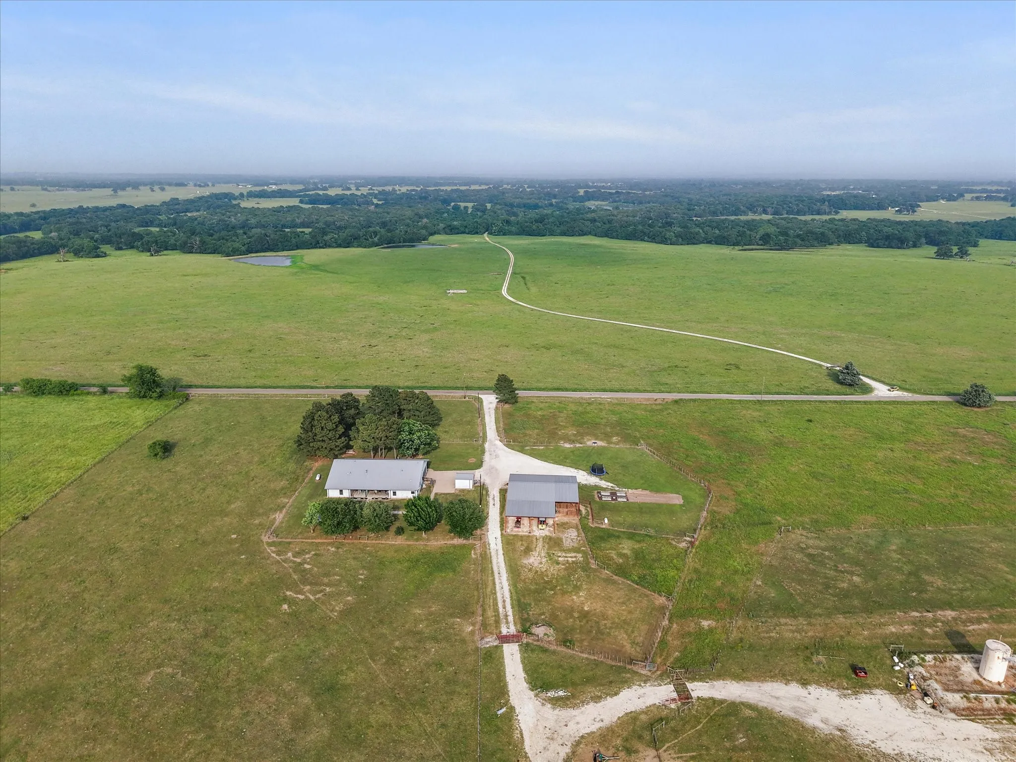 Single Family Residence For Sale in Freestone County , 199 Fcr 111 111, Fairfield, Texas 75840, 5 Bedrooms, 3 Bathrooms, 6 Garage spaces, 3,948 Sqft, built in 2005, Preowned, Price $885,000, mls#21257268, Real Estate Agent in Fairfield, Homes For Sale in Freestone county, Homes For Sale in Fairfield, Realtor in Fairfield Texas, Real Estate Brokerage Independent Realty Texas, Luminita Cordes Realtor