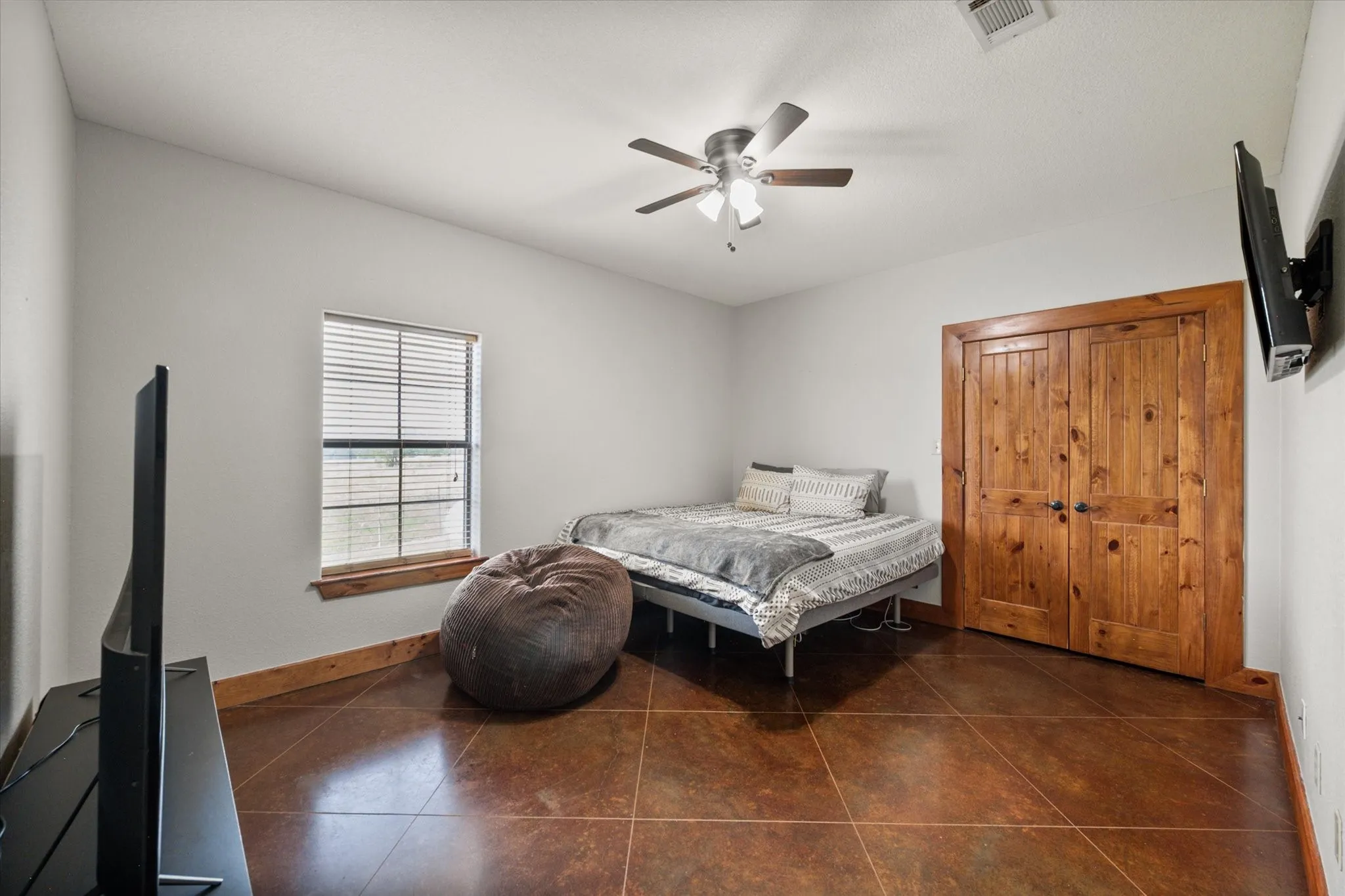 Single Family Residence For Sale in Freestone County , 199 Fcr 111 111, Fairfield, Texas 75840, 5 Bedrooms, 3 Bathrooms, 6 Garage spaces, 3,948 Sqft, built in 2005, Preowned, Price $885,000, mls#21257268, Real Estate Agent in Fairfield, Homes For Sale in Freestone county, Homes For Sale in Fairfield, Realtor in Fairfield Texas, Real Estate Brokerage Independent Realty Texas, Luminita Cordes Realtor