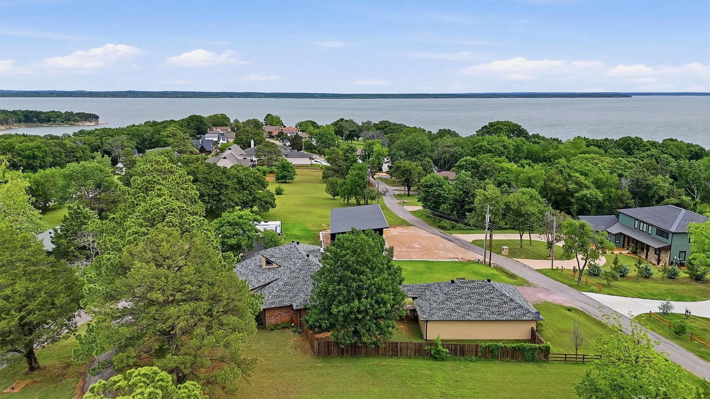 Single Family Residence For Sale in Grayson County , 66 Tucker Street, Pottsboro, Texas 75076, 4 Bedroom, 3 Bathroom, 3 Garage spaces, 2,215 Sqft, built in 2004, Preowned, mls#21254207, Real Estate Agent in Pottsboro, Homes For Sale in Grayson county, Homes For Sale in Pottsboro, Realtor in Pottsboro Texas, Real Estate Brokerage Independent Realty Texas, Luminita Cordes Realtor