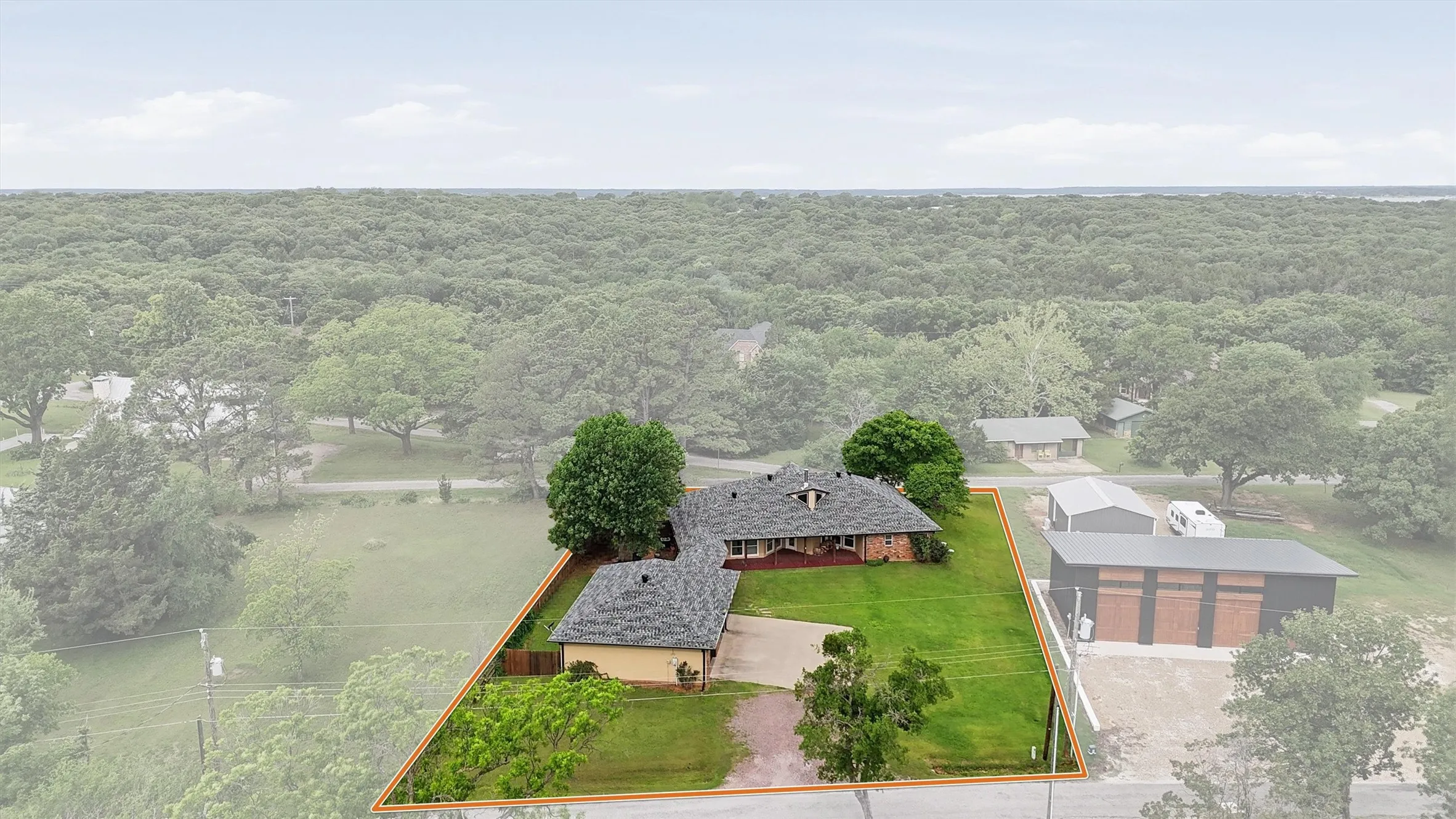 Single Family Residence For Sale in Grayson County , 66 Tucker Street, Pottsboro, Texas 75076, 4 Bedroom, 3 Bathroom, 3 Garage spaces, 2,215 Sqft, built in 2004, Preowned, mls#21254207, Real Estate Agent in Pottsboro, Homes For Sale in Grayson county, Homes For Sale in Pottsboro, Realtor in Pottsboro Texas, Real Estate Brokerage Independent Realty Texas, Luminita Cordes Realtor