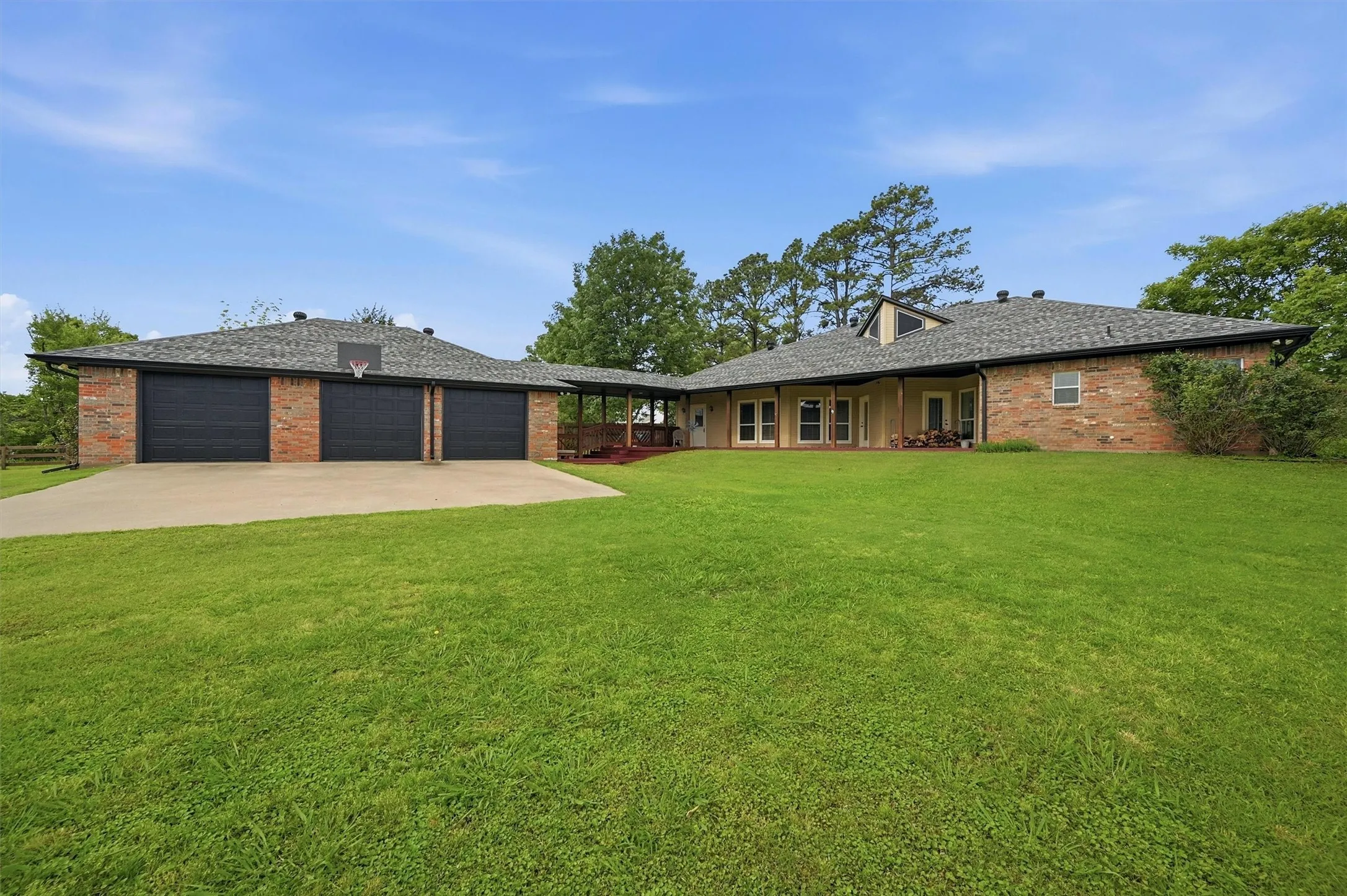 Single Family Residence For Sale in Grayson County , 66 Tucker Street, Pottsboro, Texas 75076, 4 Bedroom, 3 Bathroom, 3 Garage spaces, 2,215 Sqft, built in 2004, Preowned, mls#21254207, Real Estate Agent in Pottsboro, Homes For Sale in Grayson county, Homes For Sale in Pottsboro, Realtor in Pottsboro Texas, Real Estate Brokerage Independent Realty Texas, Luminita Cordes Realtor