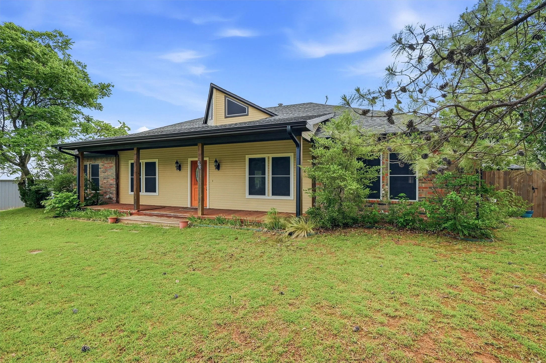 Single Family Residence For Sale in Grayson County , 66 Tucker Street, Pottsboro, Texas 75076, 4 Bedroom, 3 Bathroom, 3 Garage spaces, 2,215 Sqft, built in 2004, Preowned, mls#21254207, Real Estate Agent in Pottsboro, Homes For Sale in Grayson county, Homes For Sale in Pottsboro, Realtor in Pottsboro Texas, Real Estate Brokerage Independent Realty Texas, Luminita Cordes Realtor
