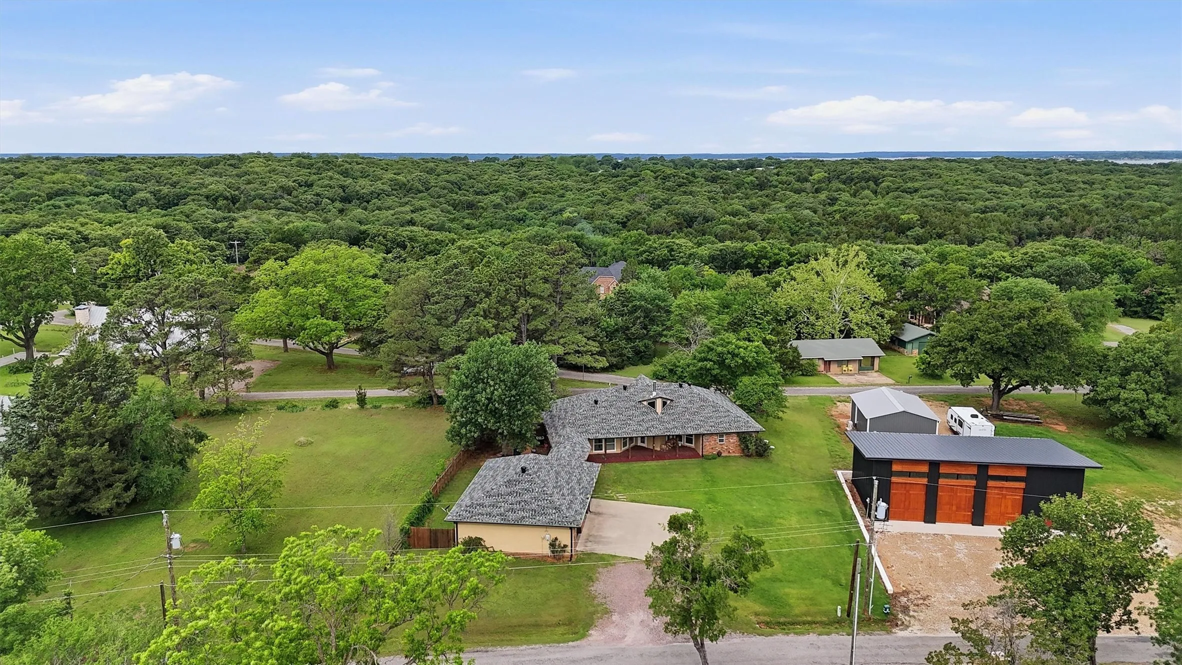 Single Family Residence For Sale in Grayson County , 66 Tucker Street, Pottsboro, Texas 75076, 4 Bedroom, 3 Bathroom, 3 Garage spaces, 2,215 Sqft, built in 2004, Preowned, mls#21254207, Real Estate Agent in Pottsboro, Homes For Sale in Grayson county, Homes For Sale in Pottsboro, Realtor in Pottsboro Texas, Real Estate Brokerage Independent Realty Texas, Luminita Cordes Realtor