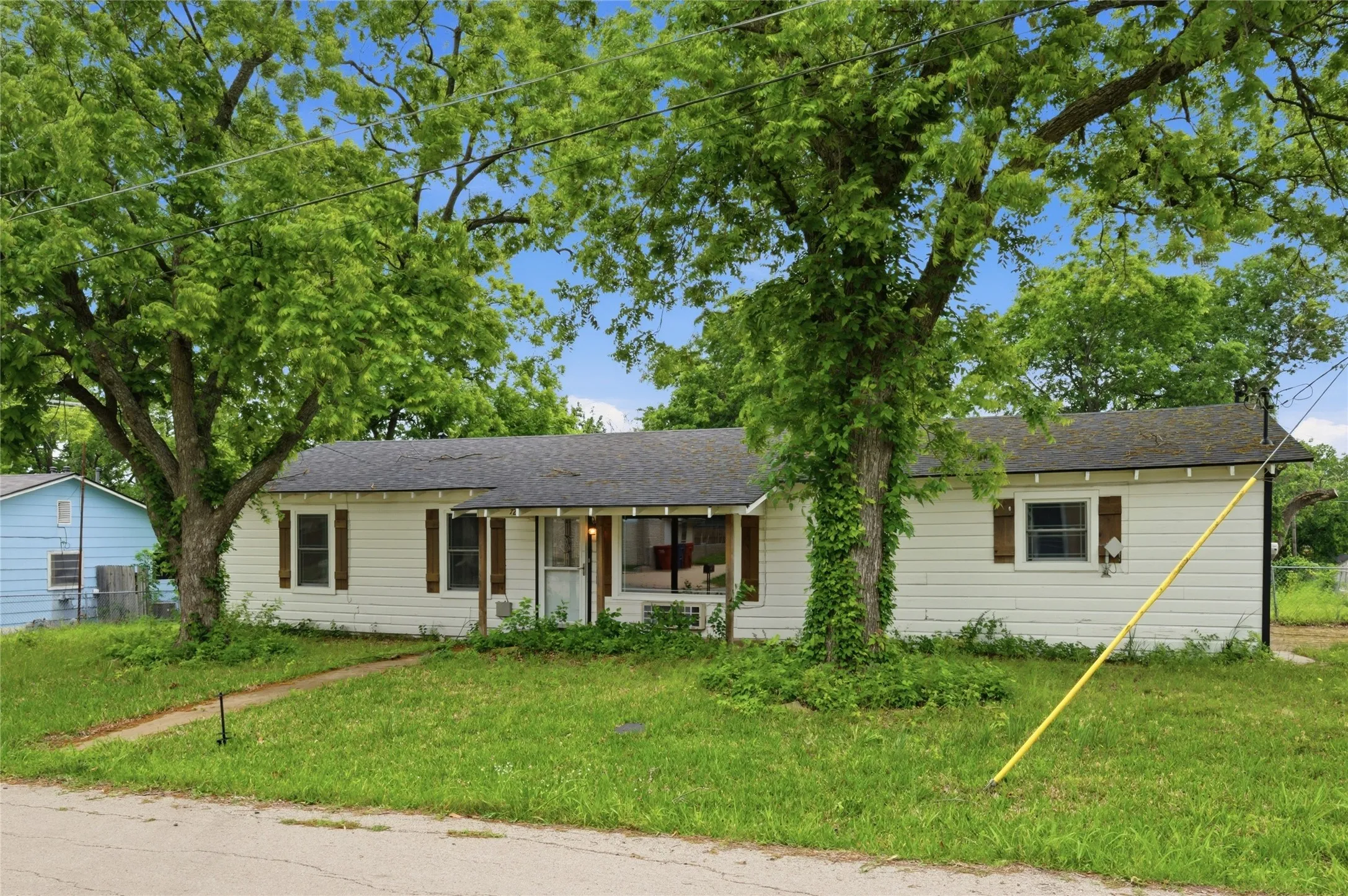 Single Family Residence For Sale in Grayson County , 723 Clements Avenue, Van Alstyne, Texas 75495, 3 Bedroom, 1 Bathroom, Garage spaces, 1,040 Sqft, built in 1950, Preowned, mls#21256404, Real Estate Agent in Van Alstyne, Homes For Sale in Grayson county, Homes For Sale in Van Alstyne, Realtor in Van Alstyne Texas, Real Estate Brokerage Independent Realty Texas, Luminita Cordes Realtor