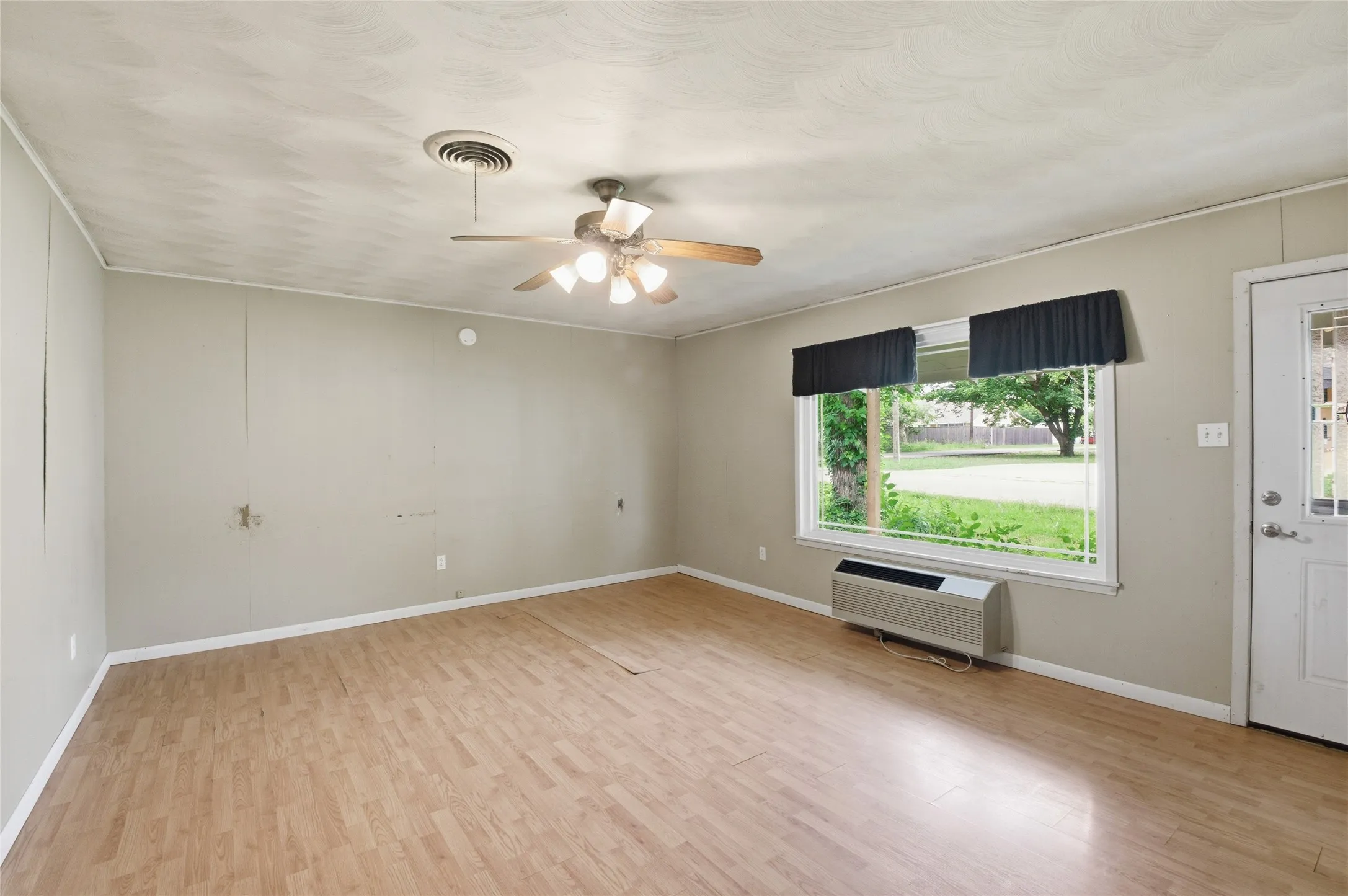 Single Family Residence For Sale in Grayson County , 723 Clements Avenue, Van Alstyne, Texas 75495, 3 Bedroom, 1 Bathroom, Garage spaces, 1,040 Sqft, built in 1950, Preowned, mls#21256404, Real Estate Agent in Van Alstyne, Homes For Sale in Grayson county, Homes For Sale in Van Alstyne, Realtor in Van Alstyne Texas, Real Estate Brokerage Independent Realty Texas, Luminita Cordes Realtor