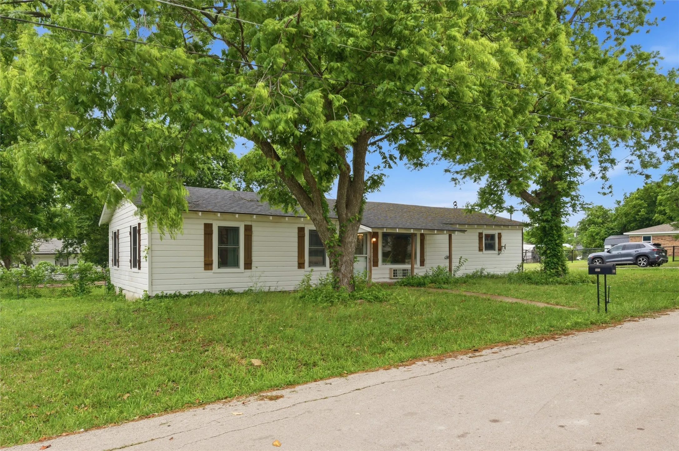 Single Family Residence For Sale in Grayson County , 723 Clements Avenue, Van Alstyne, Texas 75495, 3 Bedroom, 1 Bathroom, Garage spaces, 1,040 Sqft, built in 1950, Preowned, mls#21256404, Real Estate Agent in Van Alstyne, Homes For Sale in Grayson county, Homes For Sale in Van Alstyne, Realtor in Van Alstyne Texas, Real Estate Brokerage Independent Realty Texas, Luminita Cordes Realtor