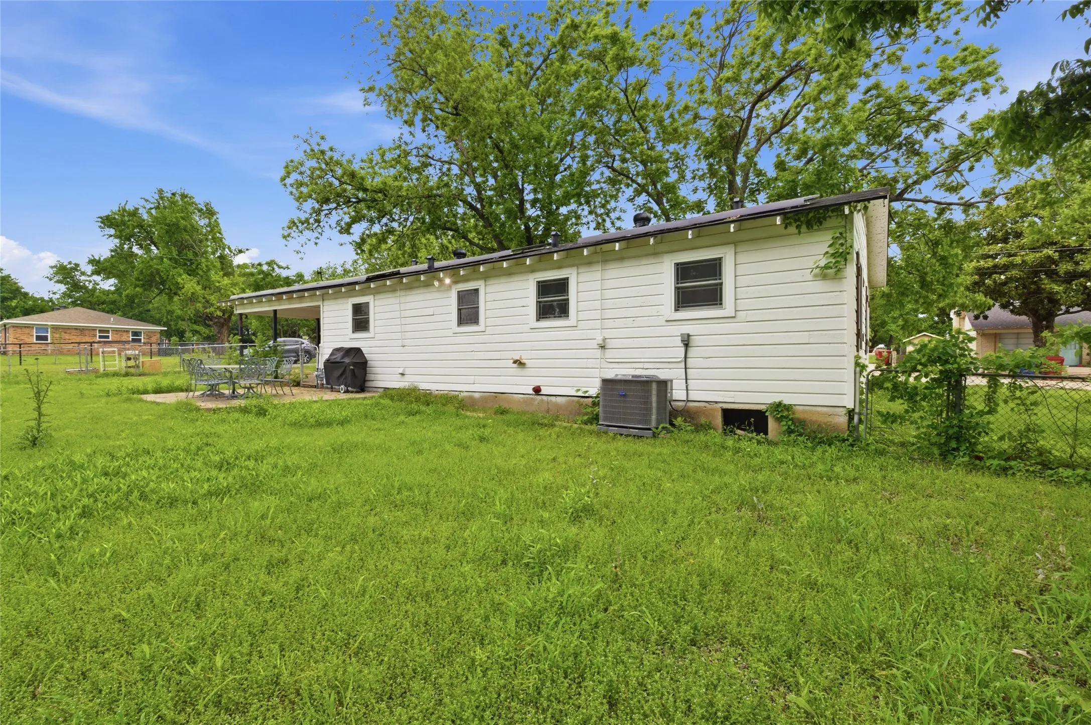 Single Family Residence For Sale in Grayson County , 723 Clements Avenue, Van Alstyne, Texas 75495, 3 Bedroom, 1 Bathroom, Garage spaces, 1,040 Sqft, built in 1950, Preowned, mls#21256404, Real Estate Agent in Van Alstyne, Homes For Sale in Grayson county, Homes For Sale in Van Alstyne, Realtor in Van Alstyne Texas, Real Estate Brokerage Independent Realty Texas, Luminita Cordes Realtor
