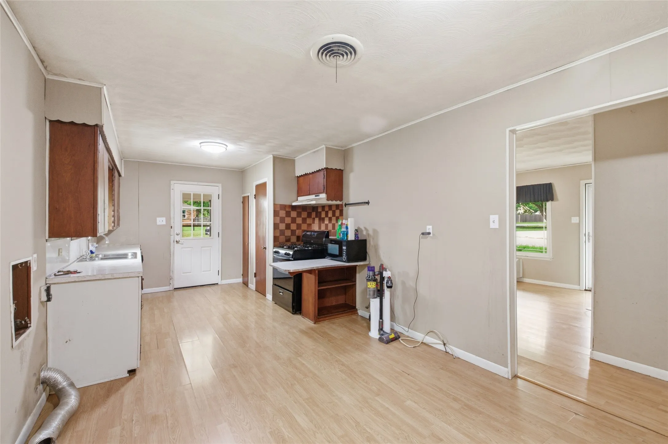 Single Family Residence For Sale in Grayson County , 723 Clements Avenue, Van Alstyne, Texas 75495, 3 Bedroom, 1 Bathroom, Garage spaces, 1,040 Sqft, built in 1950, Preowned, mls#21256404, Real Estate Agent in Van Alstyne, Homes For Sale in Grayson county, Homes For Sale in Van Alstyne, Realtor in Van Alstyne Texas, Real Estate Brokerage Independent Realty Texas, Luminita Cordes Realtor
