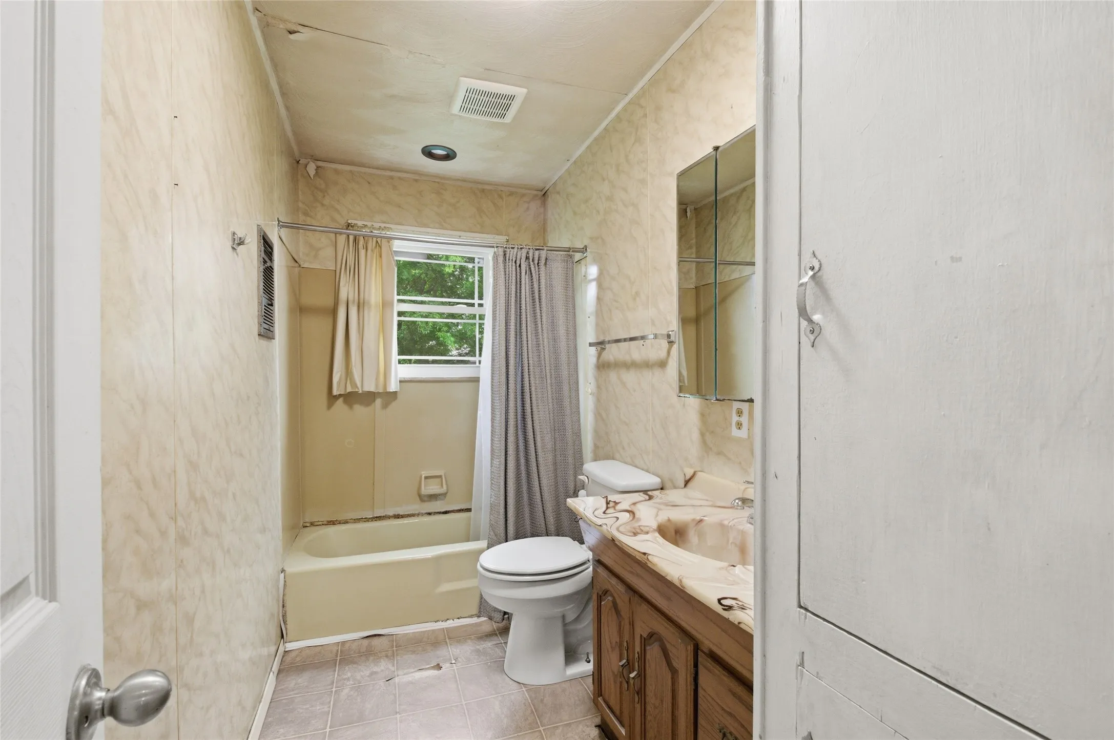 Single Family Residence For Sale in Grayson County , 723 Clements Avenue, Van Alstyne, Texas 75495, 3 Bedroom, 1 Bathroom, Garage spaces, 1,040 Sqft, built in 1950, Preowned, mls#21256404, Real Estate Agent in Van Alstyne, Homes For Sale in Grayson county, Homes For Sale in Van Alstyne, Realtor in Van Alstyne Texas, Real Estate Brokerage Independent Realty Texas, Luminita Cordes Realtor