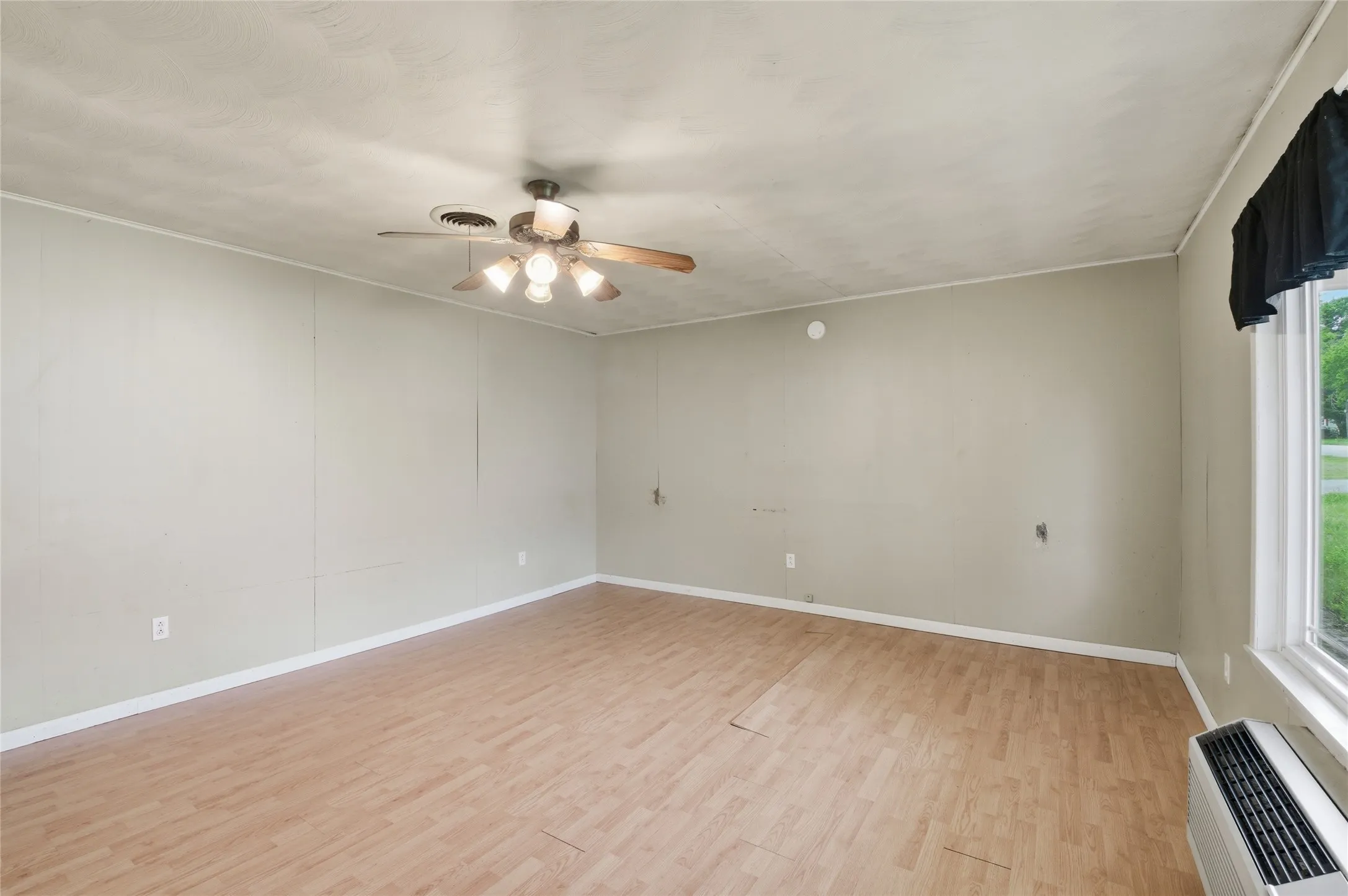 Single Family Residence For Sale in Grayson County , 723 Clements Avenue, Van Alstyne, Texas 75495, 3 Bedroom, 1 Bathroom, Garage spaces, 1,040 Sqft, built in 1950, Preowned, mls#21256404, Real Estate Agent in Van Alstyne, Homes For Sale in Grayson county, Homes For Sale in Van Alstyne, Realtor in Van Alstyne Texas, Real Estate Brokerage Independent Realty Texas, Luminita Cordes Realtor