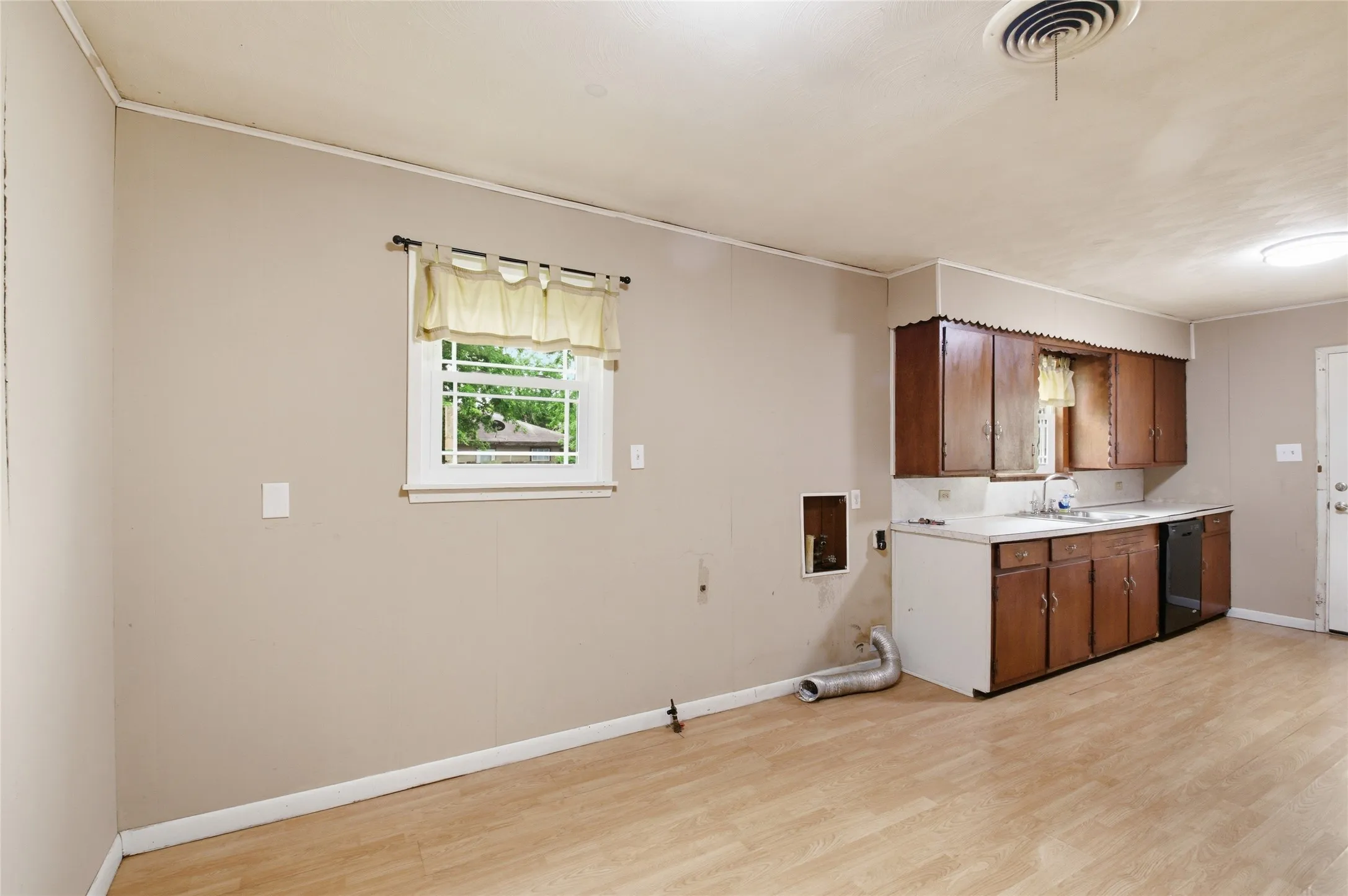 Single Family Residence For Sale in Grayson County , 723 Clements Avenue, Van Alstyne, Texas 75495, 3 Bedroom, 1 Bathroom, Garage spaces, 1,040 Sqft, built in 1950, Preowned, mls#21256404, Real Estate Agent in Van Alstyne, Homes For Sale in Grayson county, Homes For Sale in Van Alstyne, Realtor in Van Alstyne Texas, Real Estate Brokerage Independent Realty Texas, Luminita Cordes Realtor
