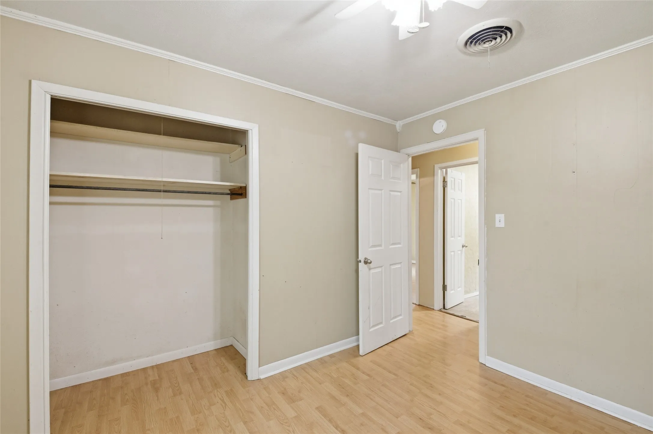 Single Family Residence For Sale in Grayson County , 723 Clements Avenue, Van Alstyne, Texas 75495, 3 Bedroom, 1 Bathroom, Garage spaces, 1,040 Sqft, built in 1950, Preowned, mls#21256404, Real Estate Agent in Van Alstyne, Homes For Sale in Grayson county, Homes For Sale in Van Alstyne, Realtor in Van Alstyne Texas, Real Estate Brokerage Independent Realty Texas, Luminita Cordes Realtor