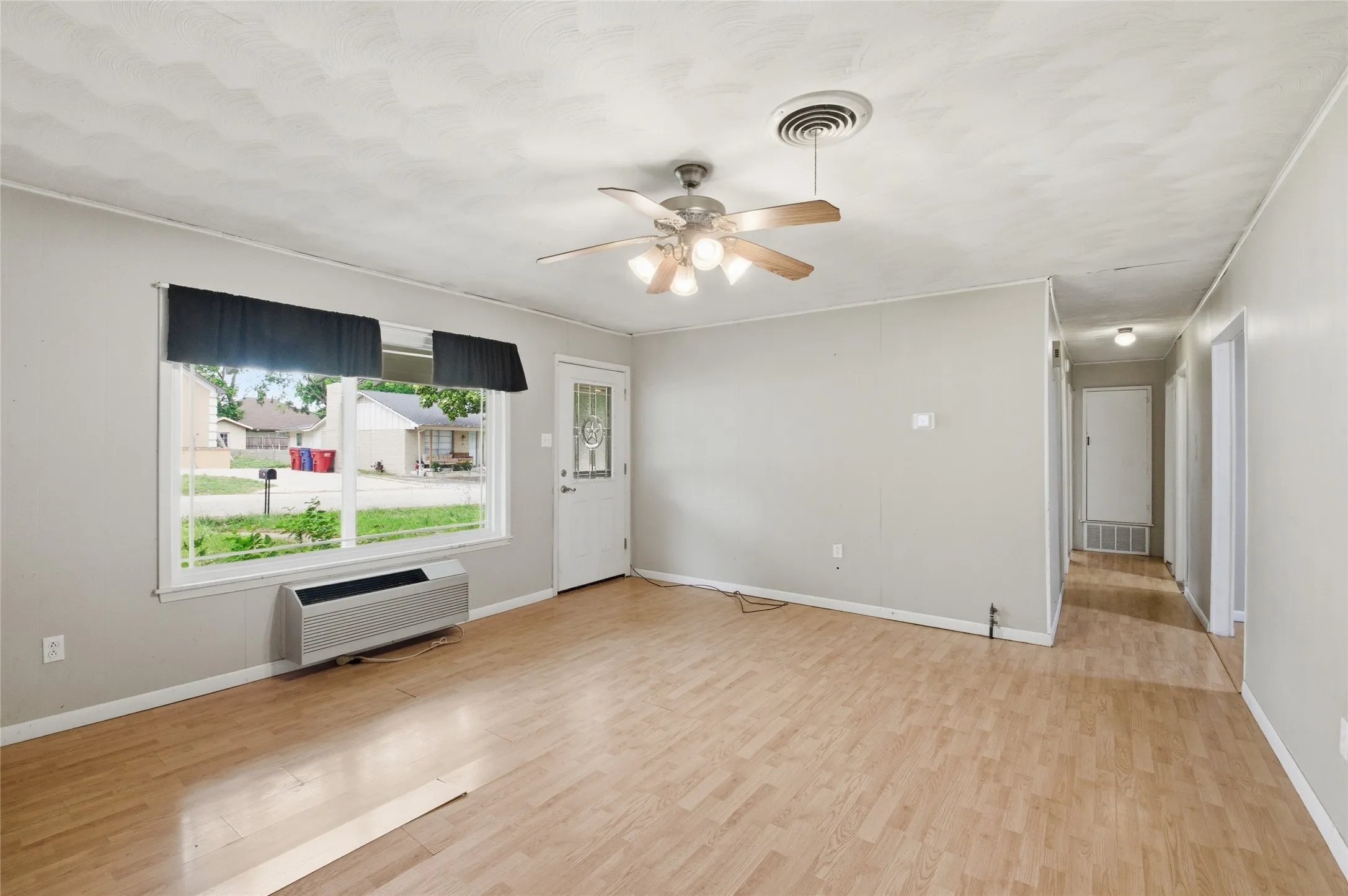 Single Family Residence For Sale in Grayson County , 723 Clements Avenue, Van Alstyne, Texas 75495, 3 Bedroom, 1 Bathroom, Garage spaces, 1,040 Sqft, built in 1950, Preowned, mls#21256404, Real Estate Agent in Van Alstyne, Homes For Sale in Grayson county, Homes For Sale in Van Alstyne, Realtor in Van Alstyne Texas, Real Estate Brokerage Independent Realty Texas, Luminita Cordes Realtor