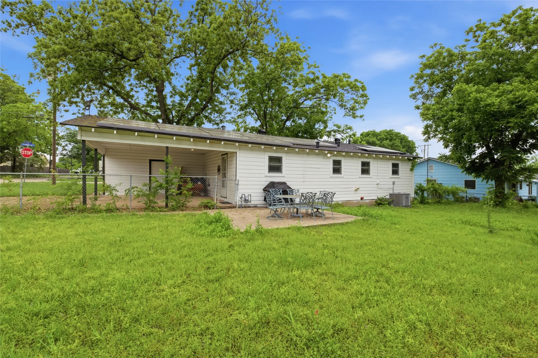 Single Family Residence For Sale in Grayson County , 723 Clements Avenue, Van Alstyne, Texas 75495, 3 Bedroom, 1 Bathroom, Garage spaces, 1,040 Sqft, built in 1950, Preowned, mls#21256404, Real Estate Agent in Van Alstyne, Homes For Sale in Grayson county, Homes For Sale in Van Alstyne, Realtor in Van Alstyne Texas, Real Estate Brokerage Independent Realty Texas, Luminita Cordes Realtor