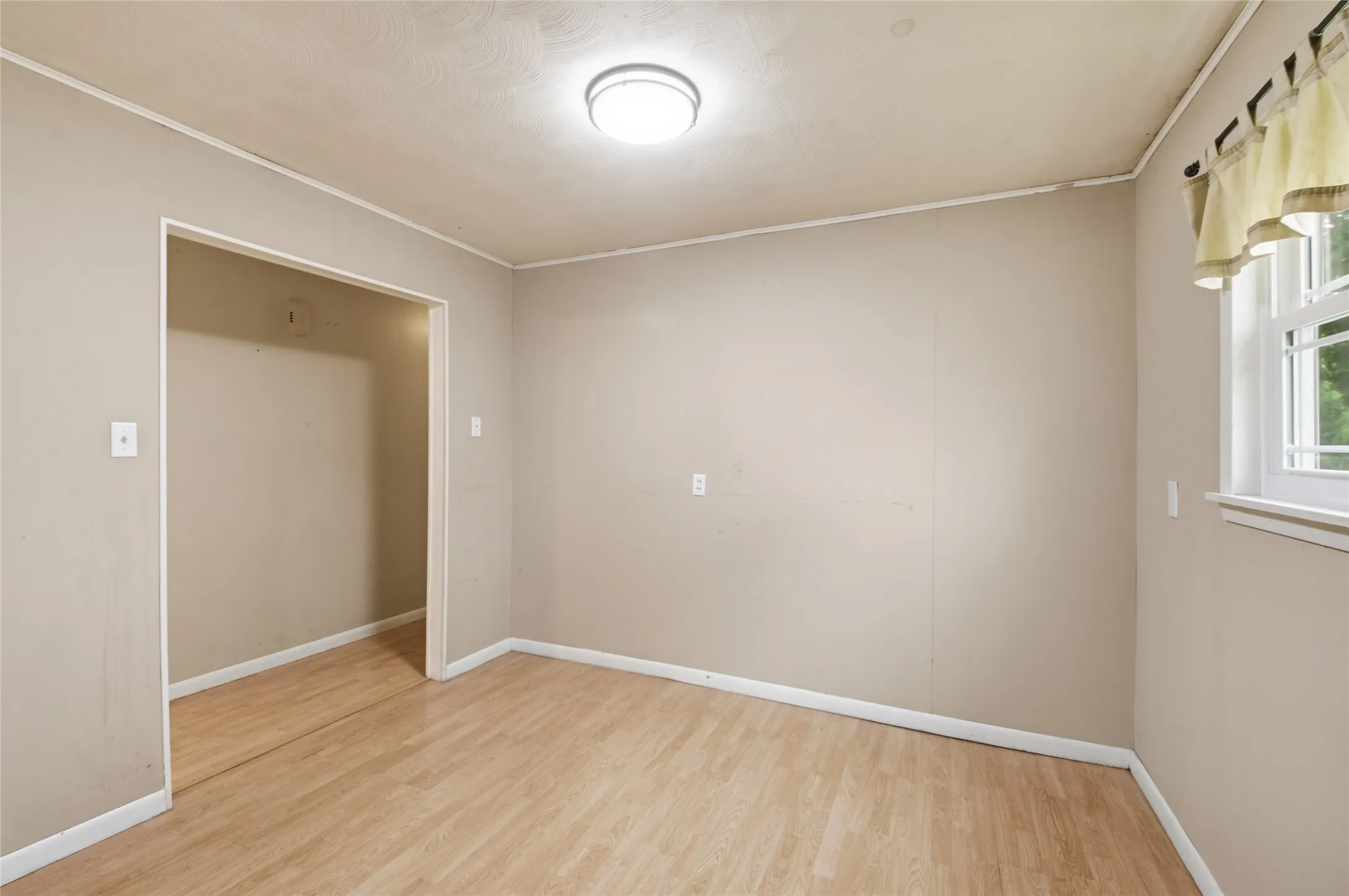 Single Family Residence For Sale in Grayson County , 723 Clements Avenue, Van Alstyne, Texas 75495, 3 Bedroom, 1 Bathroom, Garage spaces, 1,040 Sqft, built in 1950, Preowned, mls#21256404, Real Estate Agent in Van Alstyne, Homes For Sale in Grayson county, Homes For Sale in Van Alstyne, Realtor in Van Alstyne Texas, Real Estate Brokerage Independent Realty Texas, Luminita Cordes Realtor