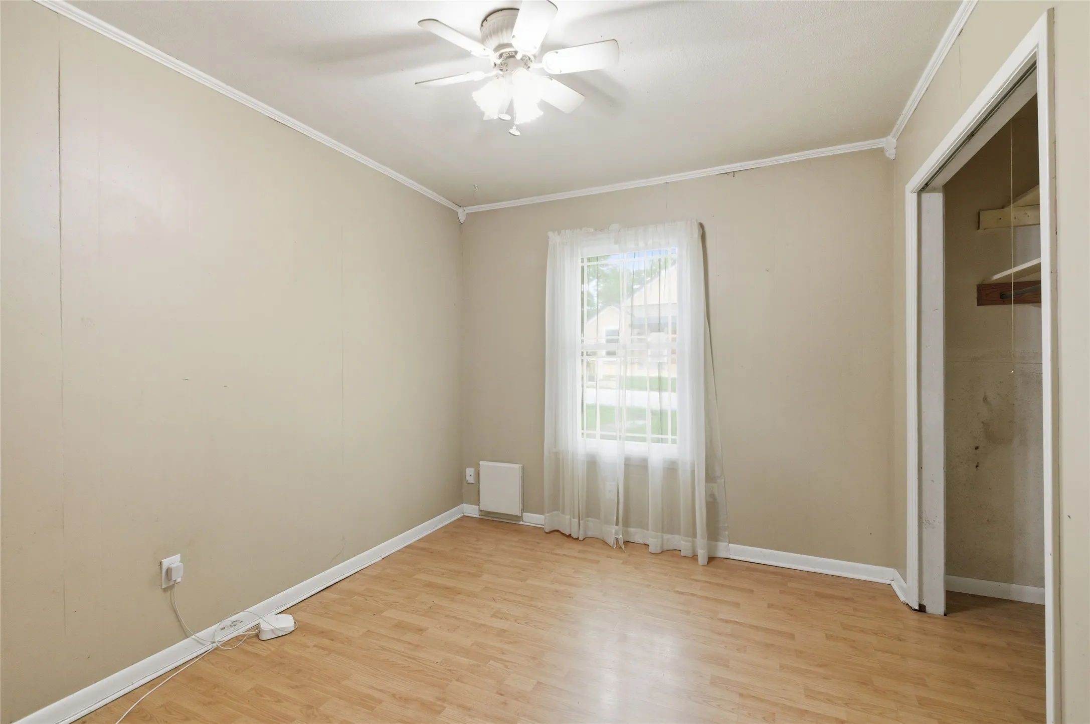 Single Family Residence For Sale in Grayson County , 723 Clements Avenue, Van Alstyne, Texas 75495, 3 Bedroom, 1 Bathroom, Garage spaces, 1,040 Sqft, built in 1950, Preowned, mls#21256404, Real Estate Agent in Van Alstyne, Homes For Sale in Grayson county, Homes For Sale in Van Alstyne, Realtor in Van Alstyne Texas, Real Estate Brokerage Independent Realty Texas, Luminita Cordes Realtor