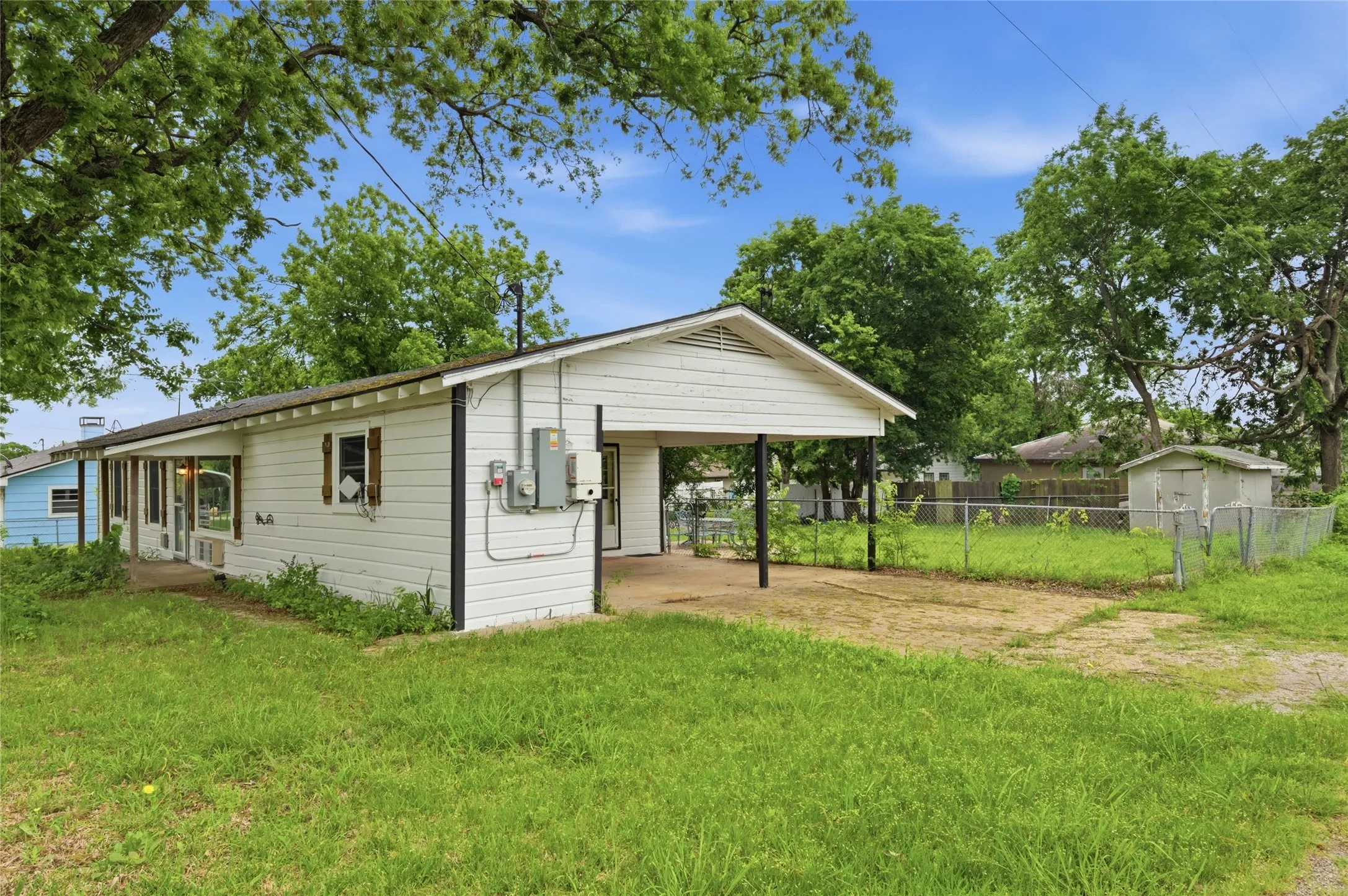 Single Family Residence For Sale in Grayson County , 723 Clements Avenue, Van Alstyne, Texas 75495, 3 Bedroom, 1 Bathroom, Garage spaces, 1,040 Sqft, built in 1950, Preowned, mls#21256404, Real Estate Agent in Van Alstyne, Homes For Sale in Grayson county, Homes For Sale in Van Alstyne, Realtor in Van Alstyne Texas, Real Estate Brokerage Independent Realty Texas, Luminita Cordes Realtor