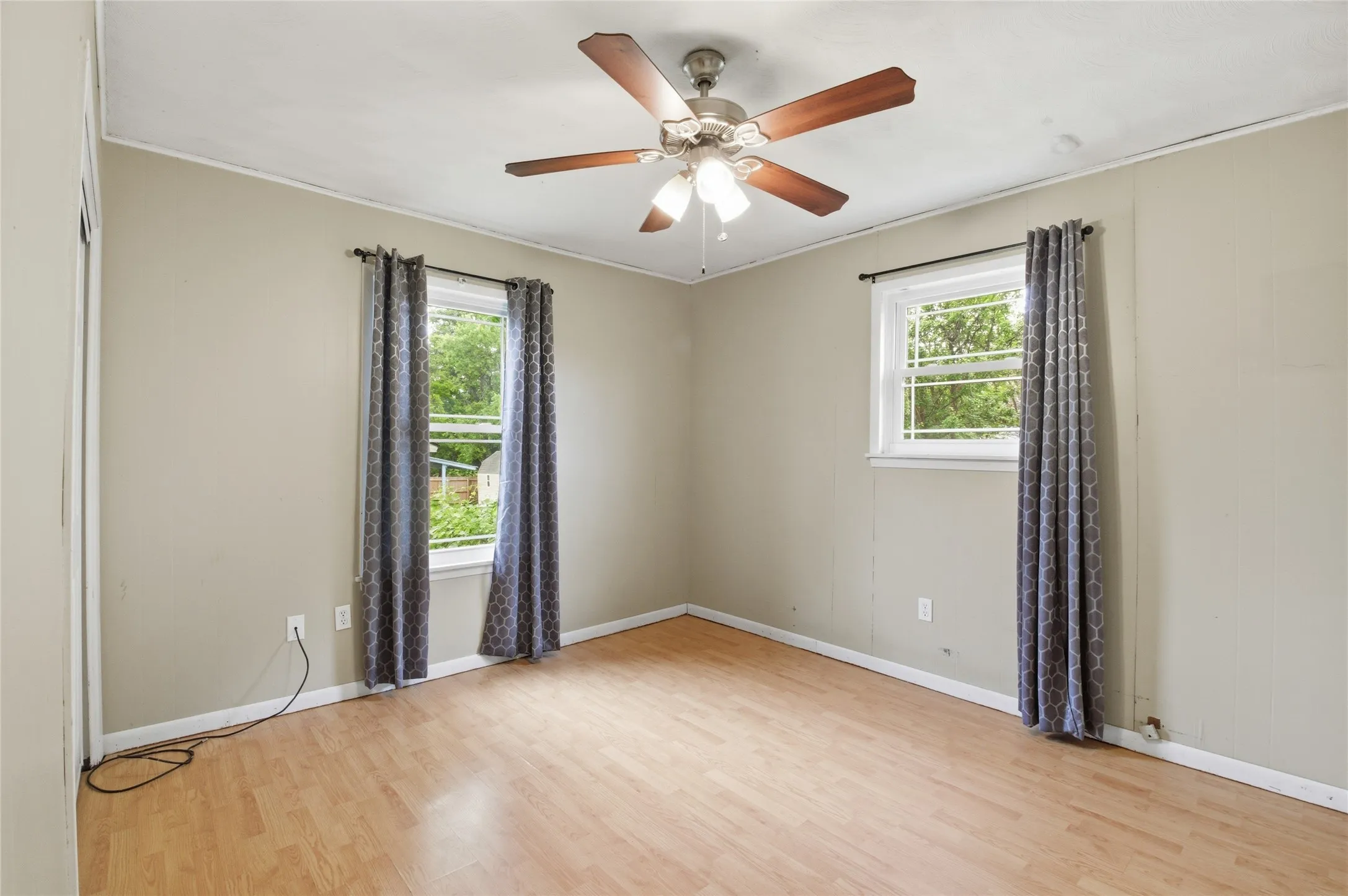Single Family Residence For Sale in Grayson County , 723 Clements Avenue, Van Alstyne, Texas 75495, 3 Bedroom, 1 Bathroom, Garage spaces, 1,040 Sqft, built in 1950, Preowned, mls#21256404, Real Estate Agent in Van Alstyne, Homes For Sale in Grayson county, Homes For Sale in Van Alstyne, Realtor in Van Alstyne Texas, Real Estate Brokerage Independent Realty Texas, Luminita Cordes Realtor
