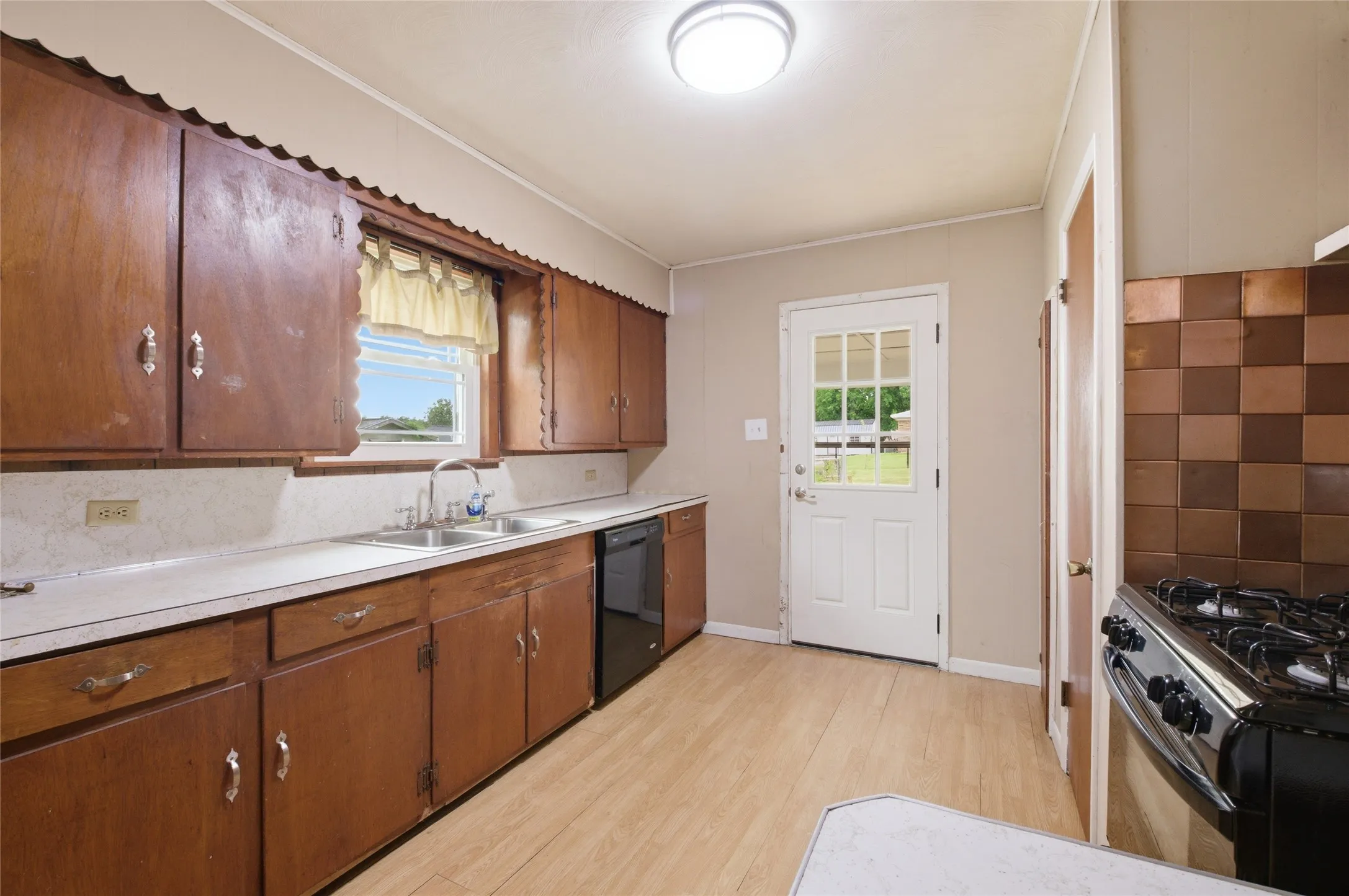 Single Family Residence For Sale in Grayson County , 723 Clements Avenue, Van Alstyne, Texas 75495, 3 Bedroom, 1 Bathroom, Garage spaces, 1,040 Sqft, built in 1950, Preowned, mls#21256404, Real Estate Agent in Van Alstyne, Homes For Sale in Grayson county, Homes For Sale in Van Alstyne, Realtor in Van Alstyne Texas, Real Estate Brokerage Independent Realty Texas, Luminita Cordes Realtor