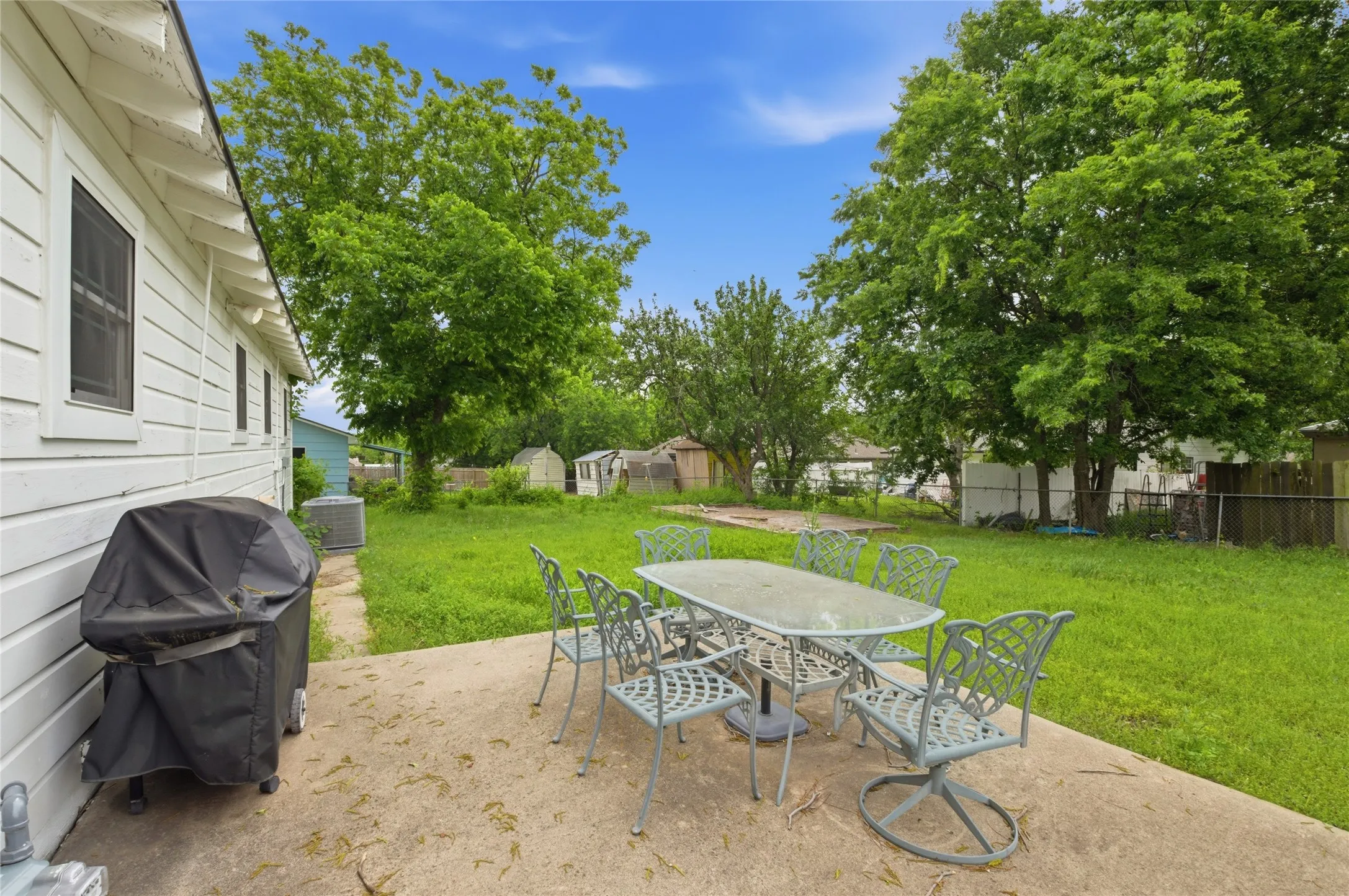 Single Family Residence For Sale in Grayson County , 723 Clements Avenue, Van Alstyne, Texas 75495, 3 Bedroom, 1 Bathroom, Garage spaces, 1,040 Sqft, built in 1950, Preowned, mls#21256404, Real Estate Agent in Van Alstyne, Homes For Sale in Grayson county, Homes For Sale in Van Alstyne, Realtor in Van Alstyne Texas, Real Estate Brokerage Independent Realty Texas, Luminita Cordes Realtor