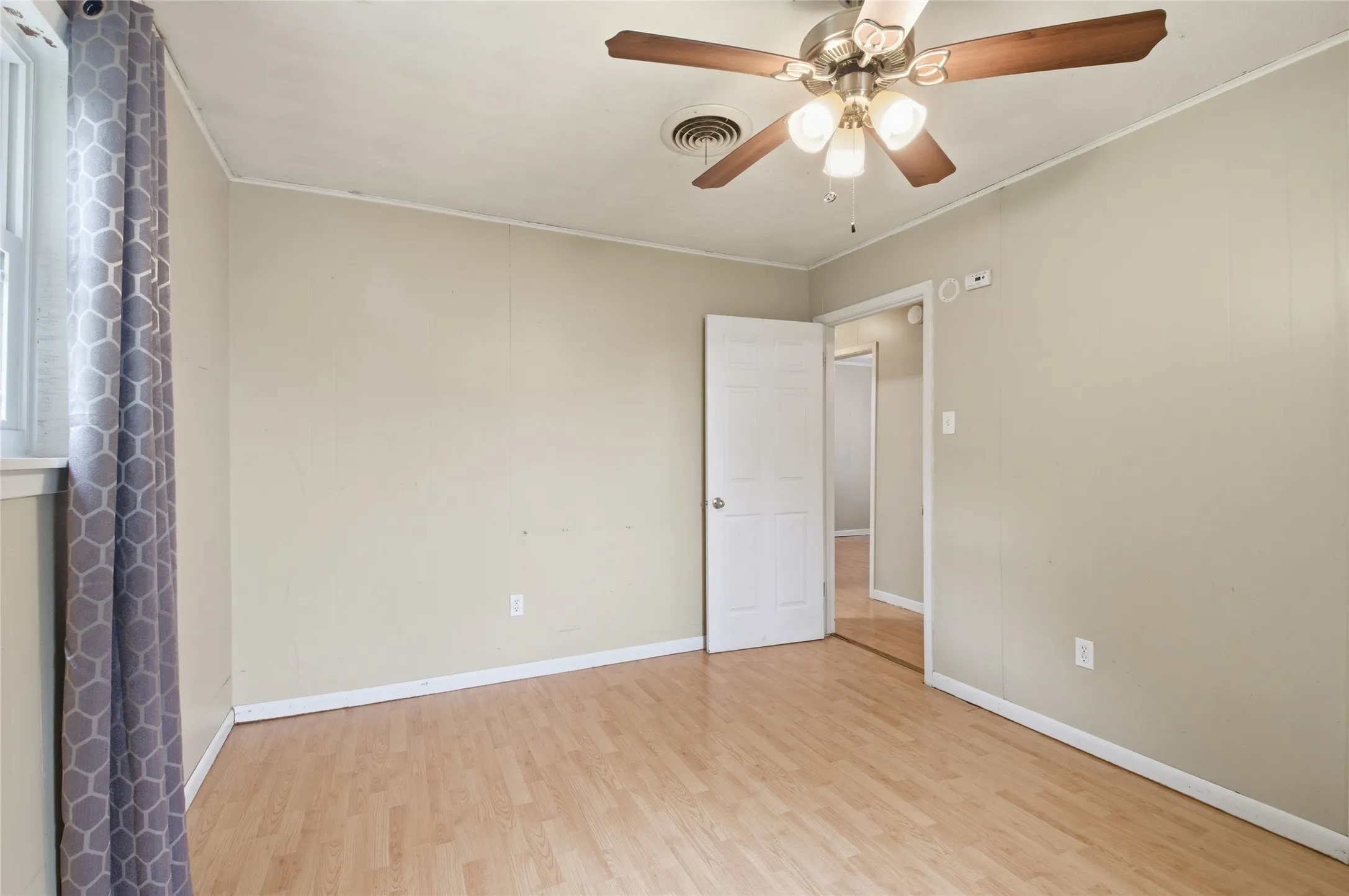 Single Family Residence For Sale in Grayson County , 723 Clements Avenue, Van Alstyne, Texas 75495, 3 Bedroom, 1 Bathroom, Garage spaces, 1,040 Sqft, built in 1950, Preowned, mls#21256404, Real Estate Agent in Van Alstyne, Homes For Sale in Grayson county, Homes For Sale in Van Alstyne, Realtor in Van Alstyne Texas, Real Estate Brokerage Independent Realty Texas, Luminita Cordes Realtor