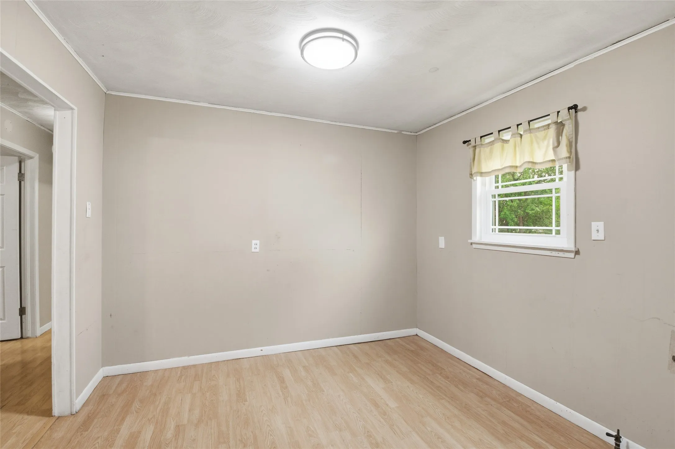 Single Family Residence For Sale in Grayson County , 723 Clements Avenue, Van Alstyne, Texas 75495, 3 Bedroom, 1 Bathroom, Garage spaces, 1,040 Sqft, built in 1950, Preowned, mls#21256404, Real Estate Agent in Van Alstyne, Homes For Sale in Grayson county, Homes For Sale in Van Alstyne, Realtor in Van Alstyne Texas, Real Estate Brokerage Independent Realty Texas, Luminita Cordes Realtor