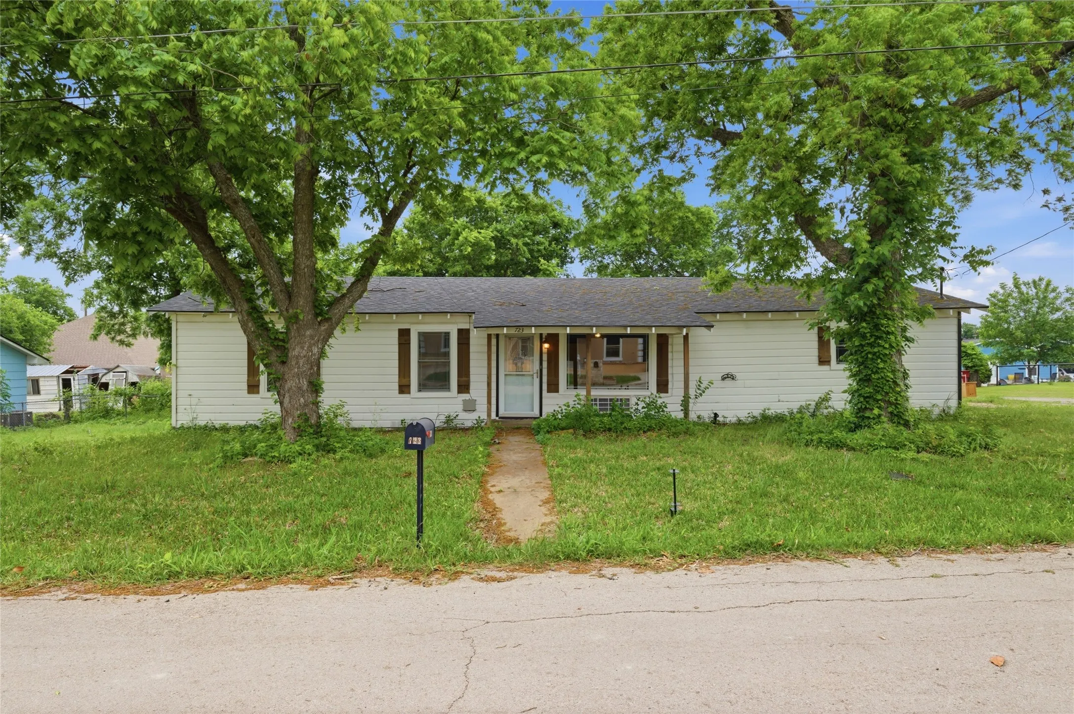 Single Family Residence For Sale in Grayson County , 723 Clements Avenue, Van Alstyne, Texas 75495, 3 Bedroom, 1 Bathroom, Garage spaces, 1,040 Sqft, built in 1950, Preowned, mls#21256404, Real Estate Agent in Van Alstyne, Homes For Sale in Grayson county, Homes For Sale in Van Alstyne, Realtor in Van Alstyne Texas, Real Estate Brokerage Independent Realty Texas, Luminita Cordes Realtor