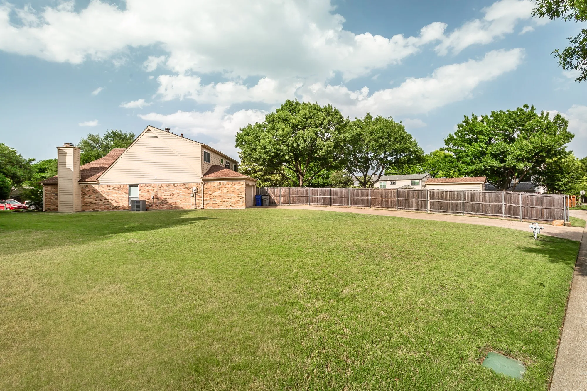 Addtional yard not fenced.

