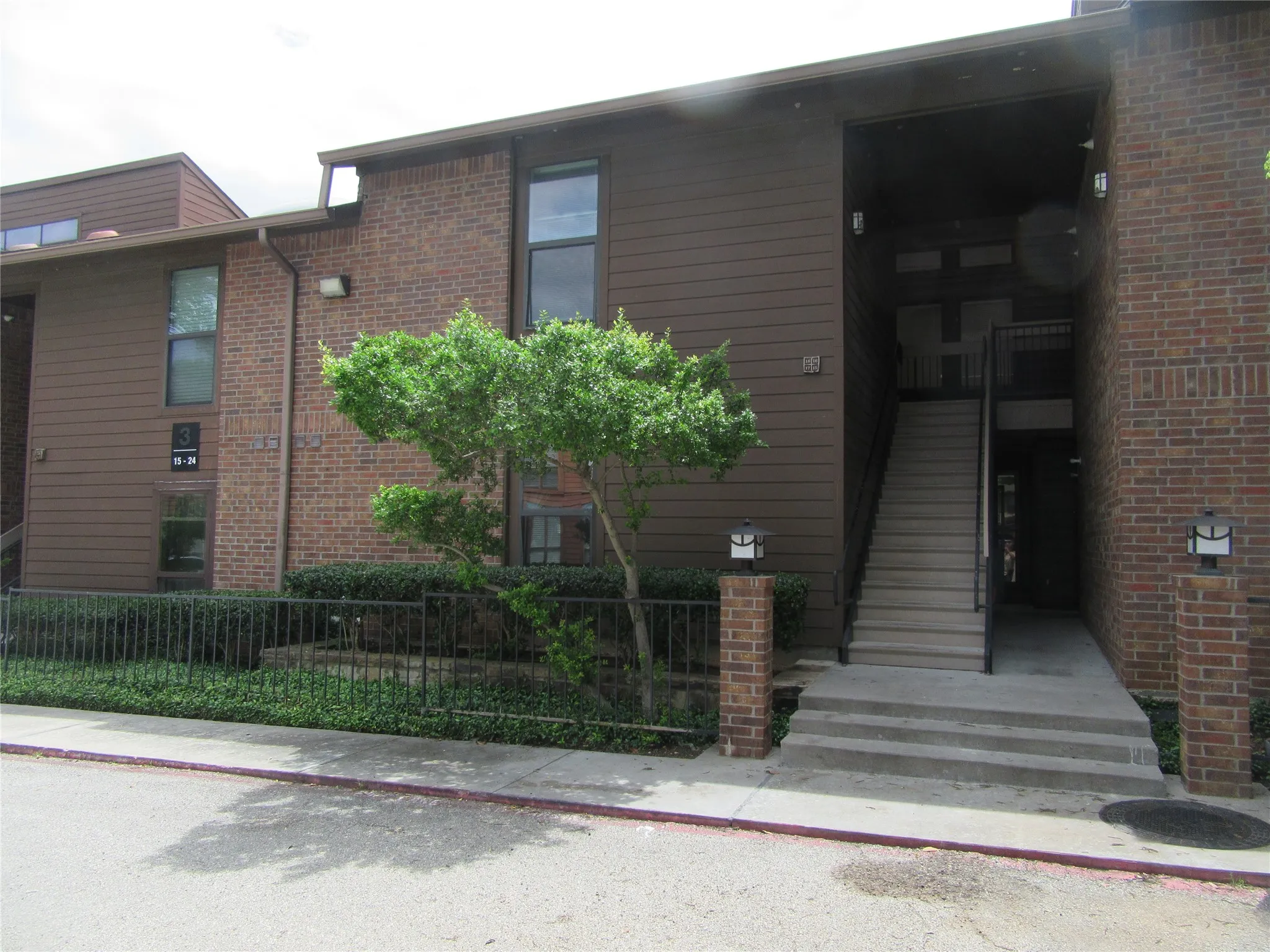 Condominium For Sale in Dallas County , 7522 Holly Hill Drive 18, Dallas, Texas 75231, 1 Bedroom, 1 Bathroom, Garage spaces, 817 Sqft, built in 1979, Preowned, mls#21257556, Real Estate Agent in Dallas, Homes For Sale in Dallas county, Homes For Sale in Dallas, Realtor in Dallas Texas, Real Estate Brokerage Independent Realty Texas, Luminita Cordes Realtor