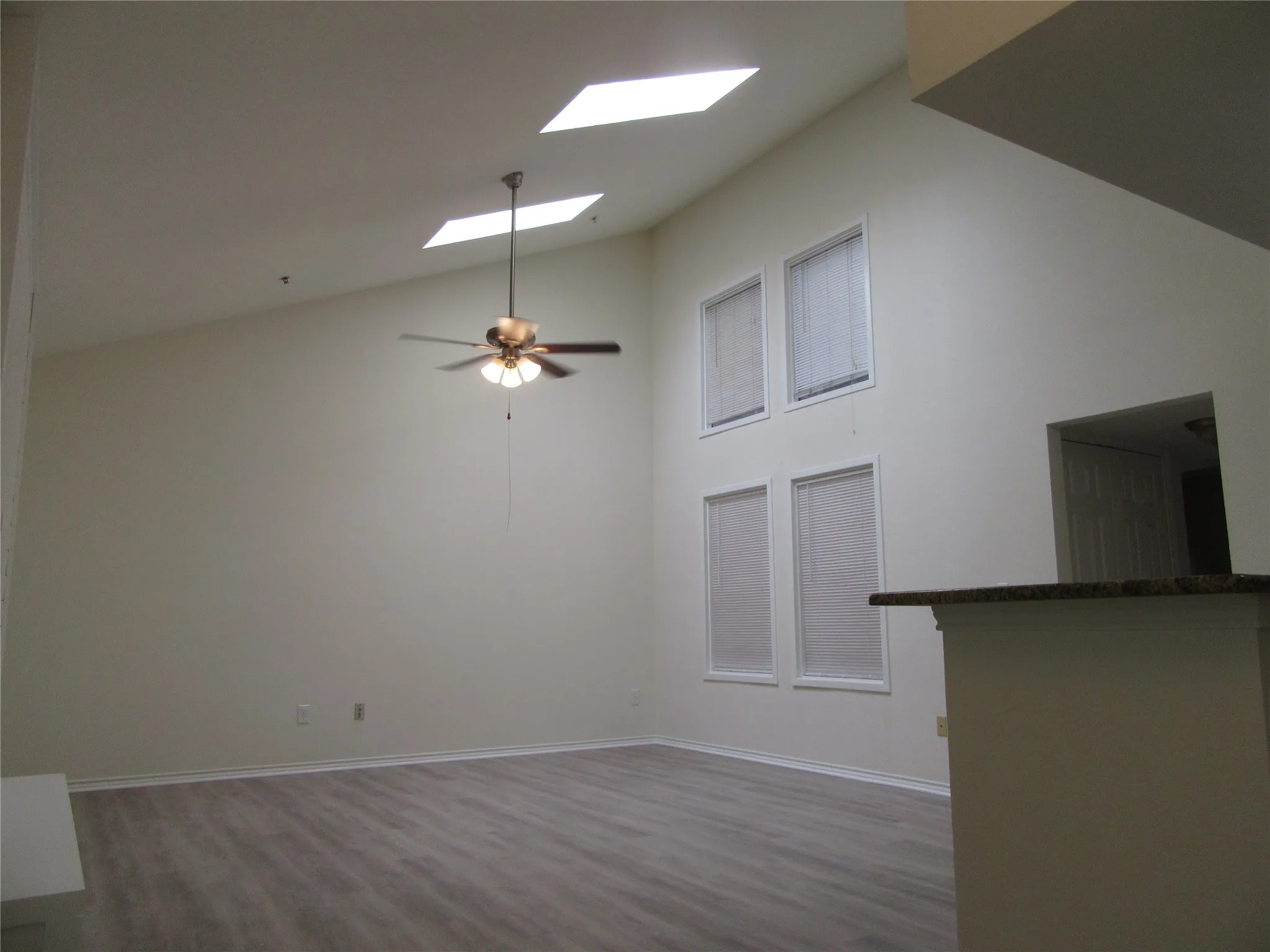 Condominium For Sale in Dallas County , 7522 Holly Hill Drive 18, Dallas, Texas 75231, 1 Bedroom, 1 Bathroom, Garage spaces, 817 Sqft, built in 1979, Preowned, mls#21257556, Real Estate Agent in Dallas, Homes For Sale in Dallas county, Homes For Sale in Dallas, Realtor in Dallas Texas, Real Estate Brokerage Independent Realty Texas, Luminita Cordes Realtor