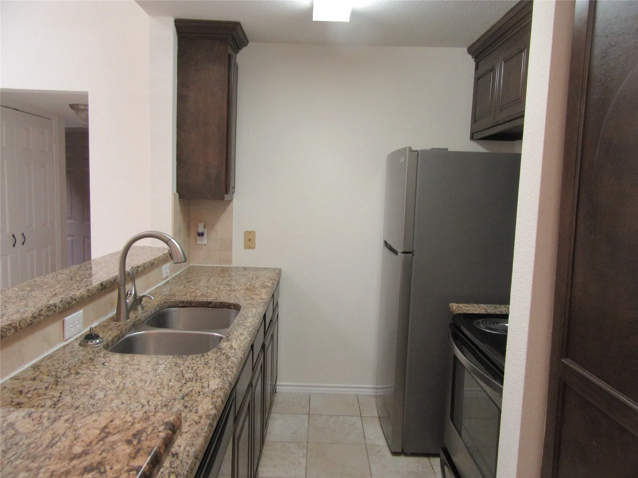 Condominium For Sale in Dallas County , 7522 Holly Hill Drive 18, Dallas, Texas 75231, 1 Bedroom, 1 Bathroom, Garage spaces, 817 Sqft, built in 1979, Preowned, mls#21257556, Real Estate Agent in Dallas, Homes For Sale in Dallas county, Homes For Sale in Dallas, Realtor in Dallas Texas, Real Estate Brokerage Independent Realty Texas, Luminita Cordes Realtor