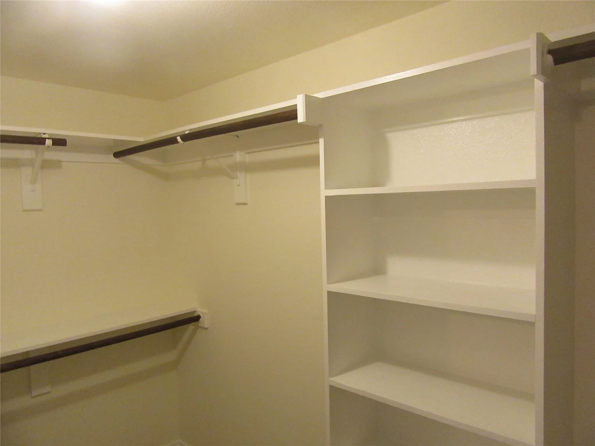 Condominium For Sale in Dallas County , 7522 Holly Hill Drive 18, Dallas, Texas 75231, 1 Bedroom, 1 Bathroom, Garage spaces, 817 Sqft, built in 1979, Preowned, mls#21257556, Real Estate Agent in Dallas, Homes For Sale in Dallas county, Homes For Sale in Dallas, Realtor in Dallas Texas, Real Estate Brokerage Independent Realty Texas, Luminita Cordes Realtor