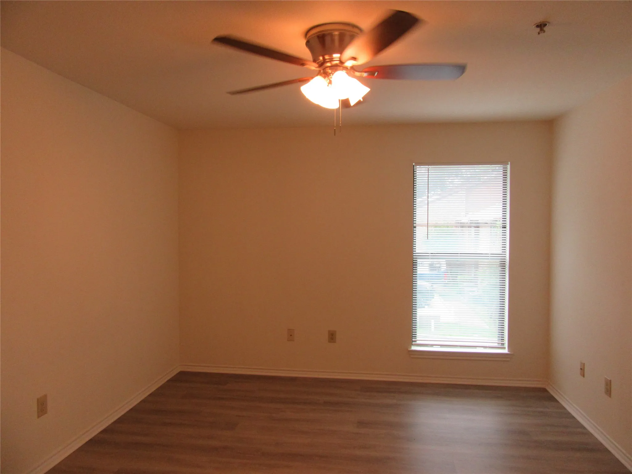 Condominium For Sale in Dallas County , 7522 Holly Hill Drive 18, Dallas, Texas 75231, 1 Bedroom, 1 Bathroom, Garage spaces, 817 Sqft, built in 1979, Preowned, mls#21257556, Real Estate Agent in Dallas, Homes For Sale in Dallas county, Homes For Sale in Dallas, Realtor in Dallas Texas, Real Estate Brokerage Independent Realty Texas, Luminita Cordes Realtor
