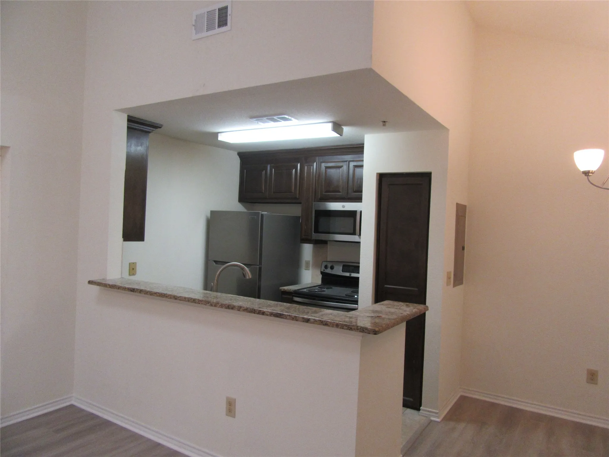 Condominium For Sale in Dallas County , 7522 Holly Hill Drive 18, Dallas, Texas 75231, 1 Bedroom, 1 Bathroom, Garage spaces, 817 Sqft, built in 1979, Preowned, mls#21257556, Real Estate Agent in Dallas, Homes For Sale in Dallas county, Homes For Sale in Dallas, Realtor in Dallas Texas, Real Estate Brokerage Independent Realty Texas, Luminita Cordes Realtor