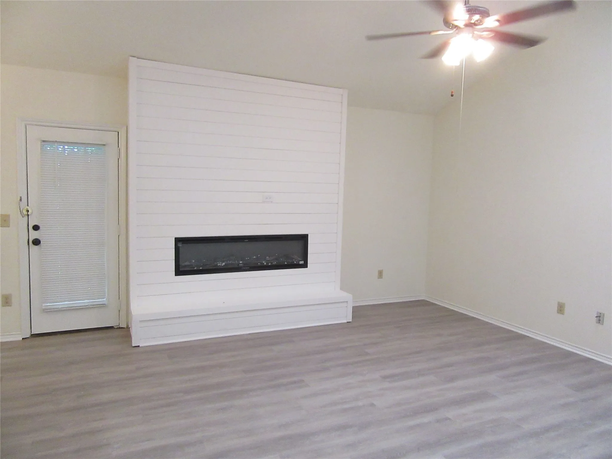 Condominium For Sale in Dallas County , 7522 Holly Hill Drive 18, Dallas, Texas 75231, 1 Bedroom, 1 Bathroom, Garage spaces, 817 Sqft, built in 1979, Preowned, mls#21257556, Real Estate Agent in Dallas, Homes For Sale in Dallas county, Homes For Sale in Dallas, Realtor in Dallas Texas, Real Estate Brokerage Independent Realty Texas, Luminita Cordes Realtor