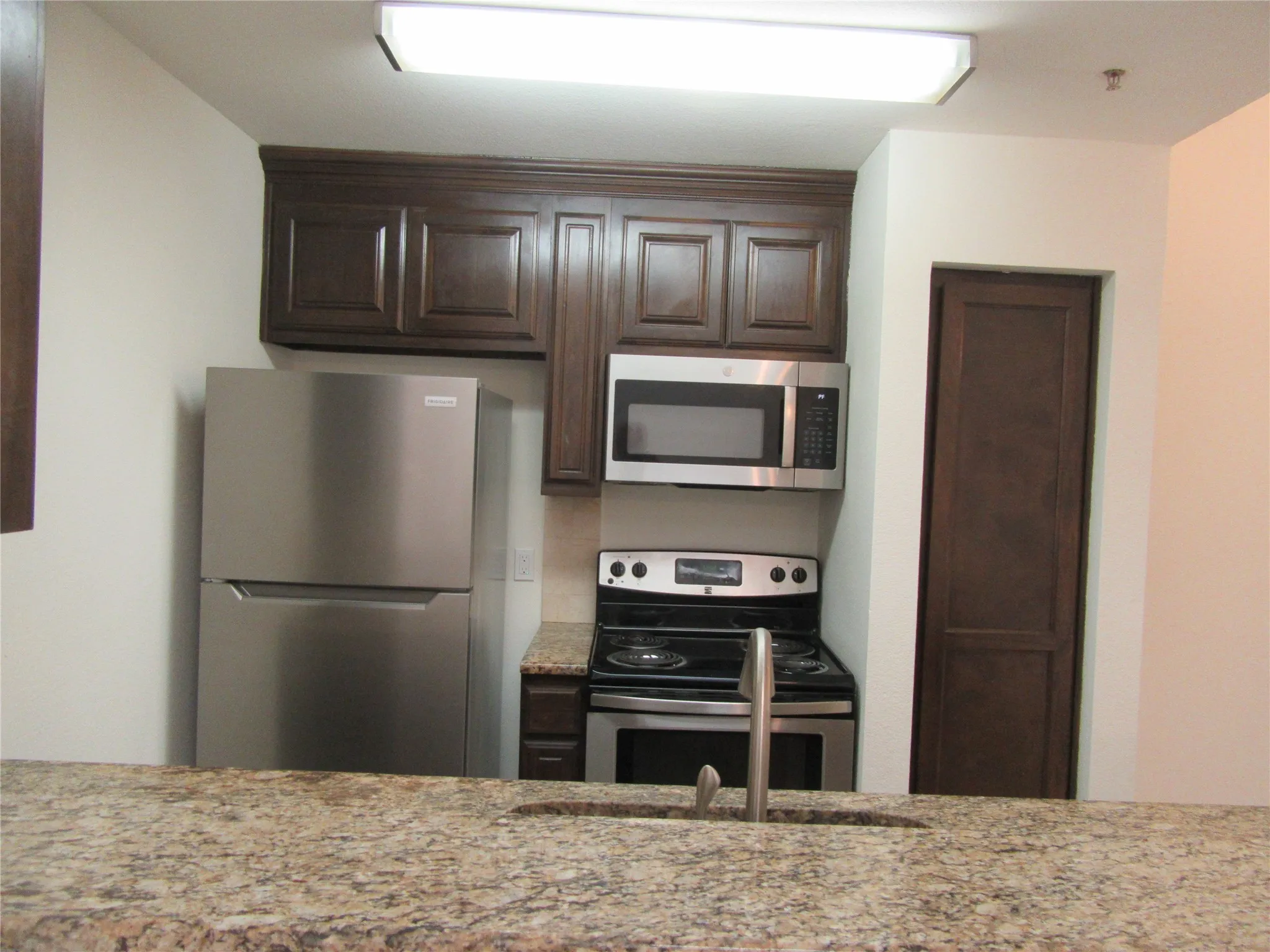 Condominium For Sale in Dallas County , 7522 Holly Hill Drive 18, Dallas, Texas 75231, 1 Bedroom, 1 Bathroom, Garage spaces, 817 Sqft, built in 1979, Preowned, mls#21257556, Real Estate Agent in Dallas, Homes For Sale in Dallas county, Homes For Sale in Dallas, Realtor in Dallas Texas, Real Estate Brokerage Independent Realty Texas, Luminita Cordes Realtor