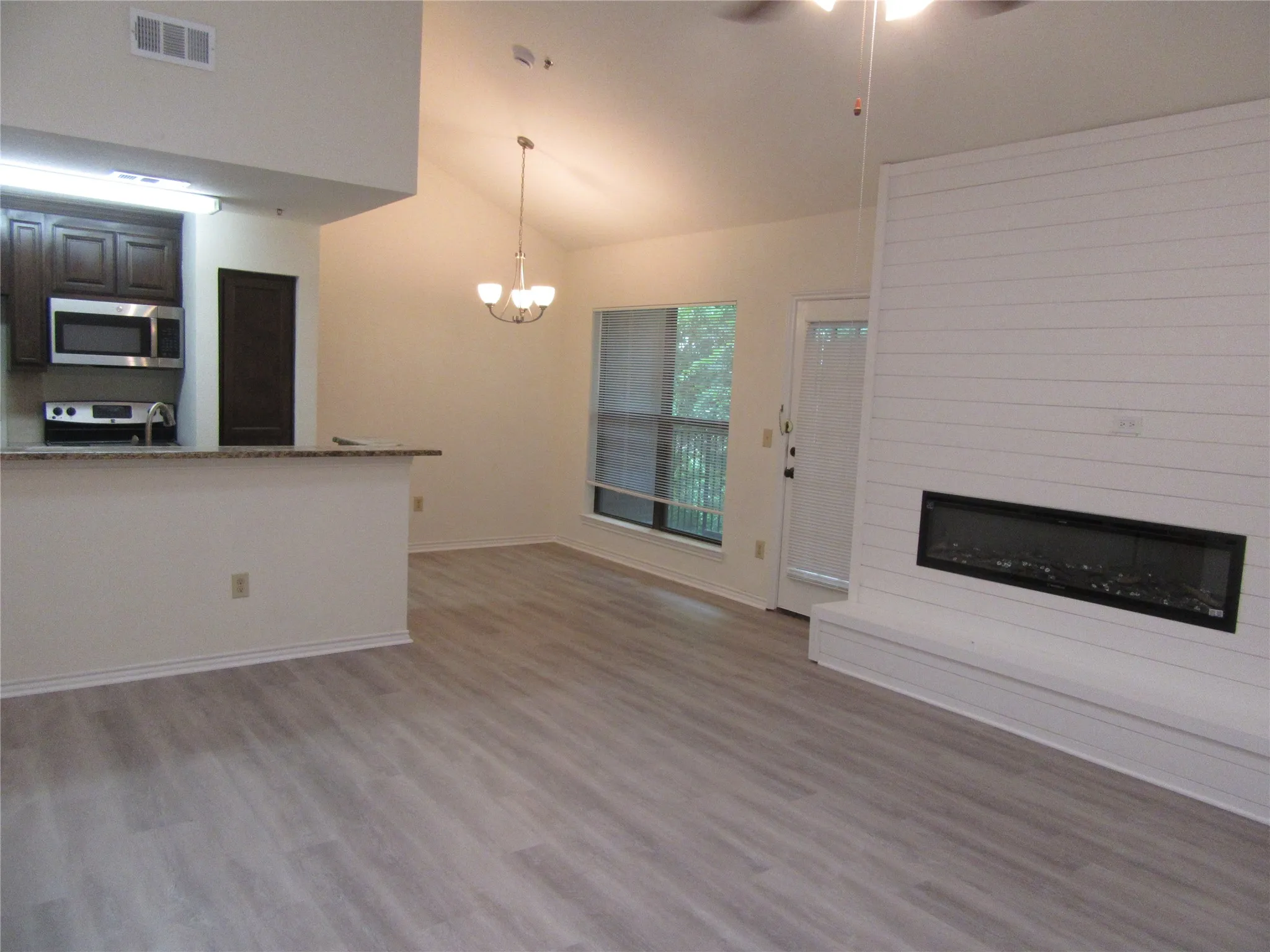Condominium For Sale in Dallas County , 7522 Holly Hill Drive 18, Dallas, Texas 75231, 1 Bedroom, 1 Bathroom, Garage spaces, 817 Sqft, built in 1979, Preowned, mls#21257556, Real Estate Agent in Dallas, Homes For Sale in Dallas county, Homes For Sale in Dallas, Realtor in Dallas Texas, Real Estate Brokerage Independent Realty Texas, Luminita Cordes Realtor