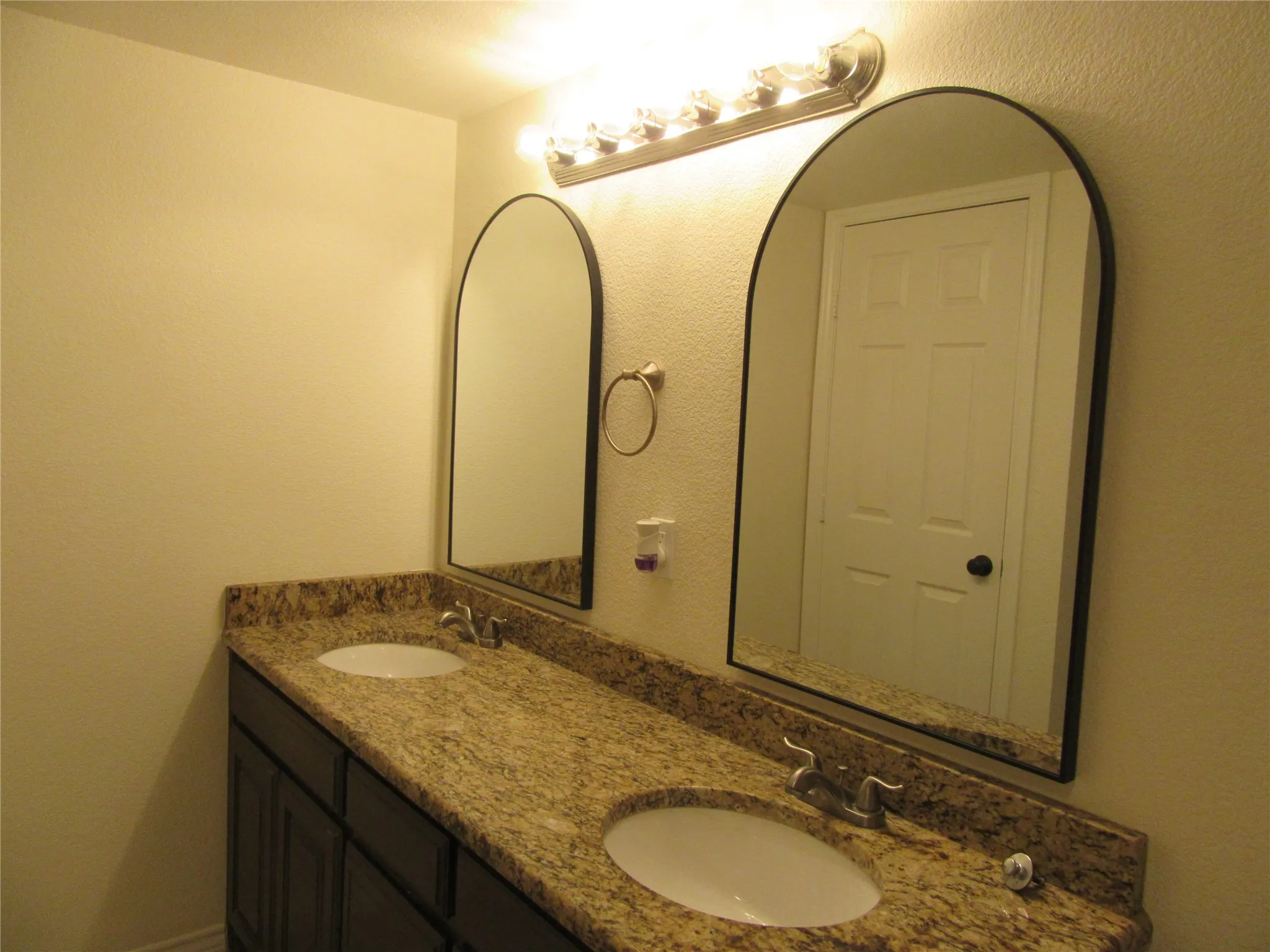 Condominium For Sale in Dallas County , 7522 Holly Hill Drive 18, Dallas, Texas 75231, 1 Bedroom, 1 Bathroom, Garage spaces, 817 Sqft, built in 1979, Preowned, mls#21257556, Real Estate Agent in Dallas, Homes For Sale in Dallas county, Homes For Sale in Dallas, Realtor in Dallas Texas, Real Estate Brokerage Independent Realty Texas, Luminita Cordes Realtor