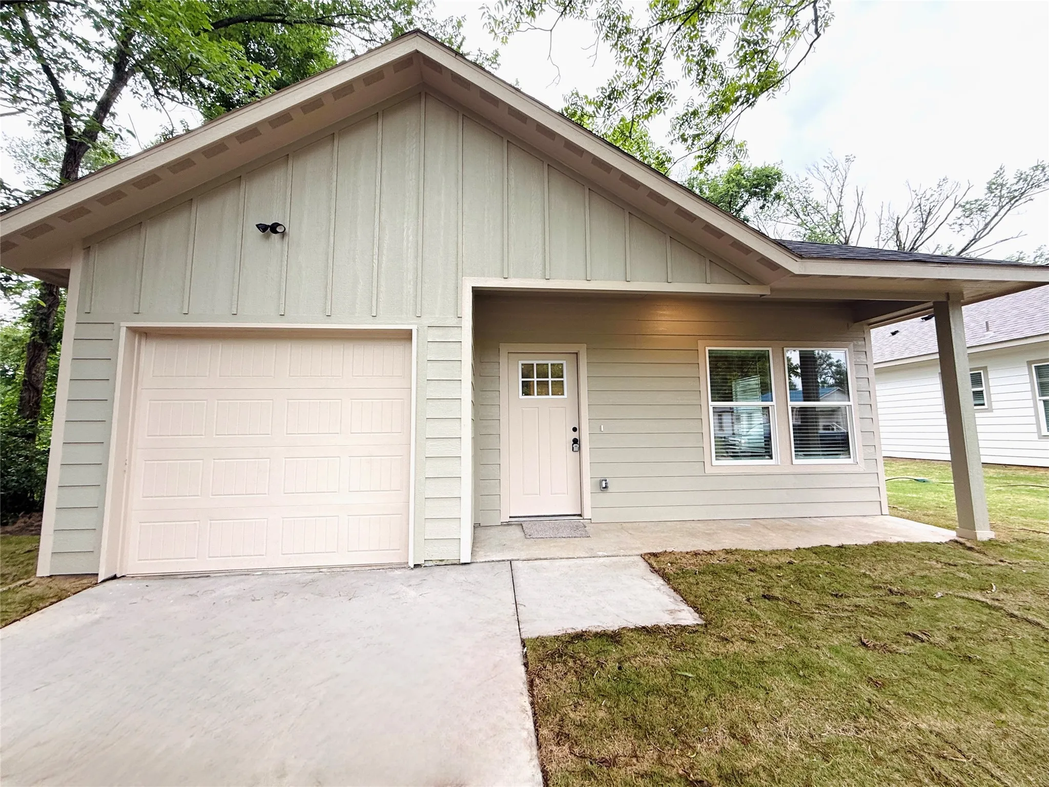 Single Family Residence For Sale in Hopkins County , 409 Carter Street, Sulphur Springs, Texas 75482, 3 Bedroom, 2 Bathroom, 1 Garage spaces, 1,249 Sqft, built in 2026, New Construction - Complete, mls#21257575, Real Estate Agent in Sulphur Springs, Homes For Sale in Hopkins county, Homes For Sale in Sulphur Springs, Realtor in Sulphur Springs Texas, Real Estate Brokerage Independent Realty Texas, Luminita Cordes Realtor