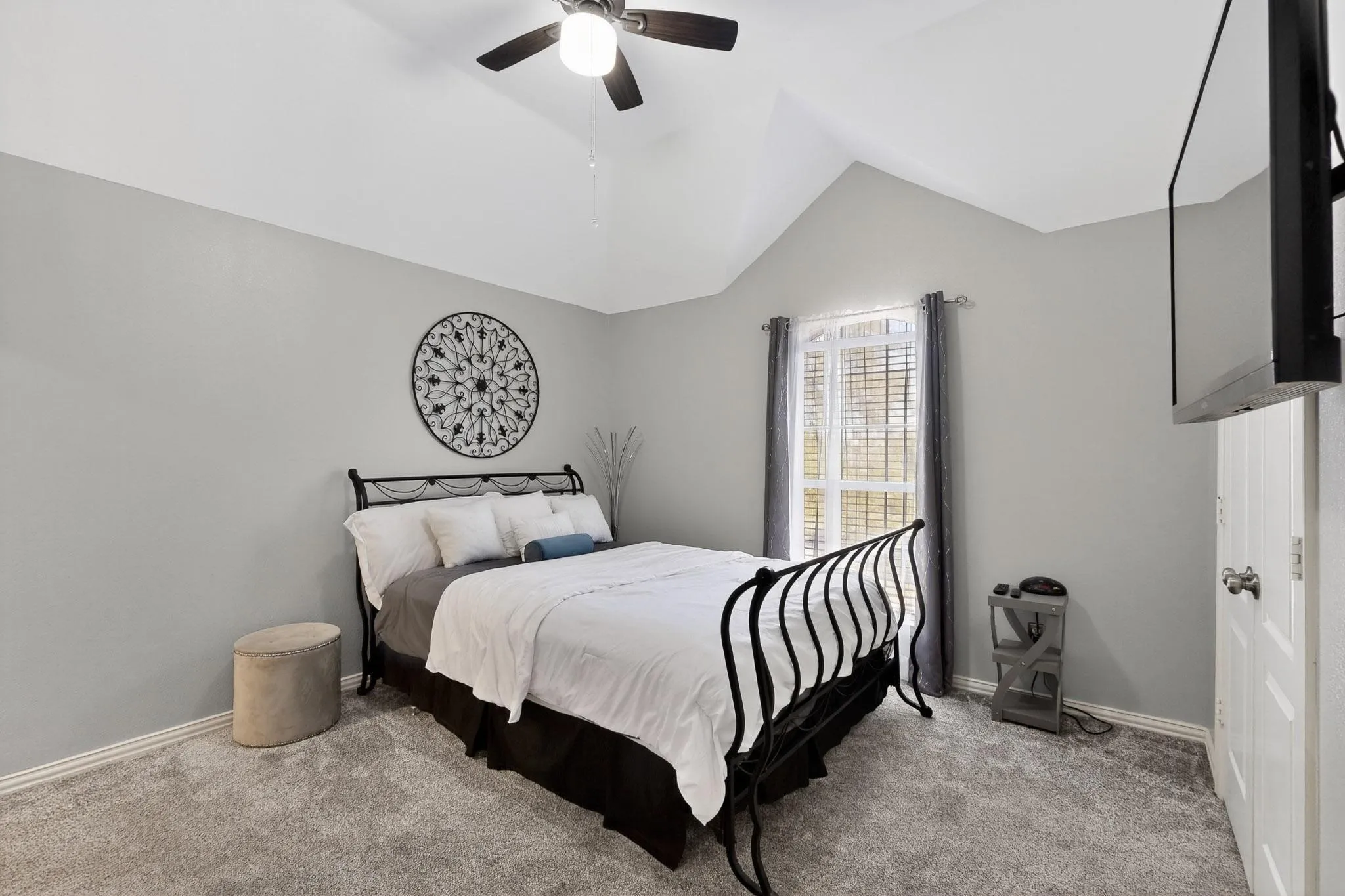 Vaulted ceiling with a ceiling fan