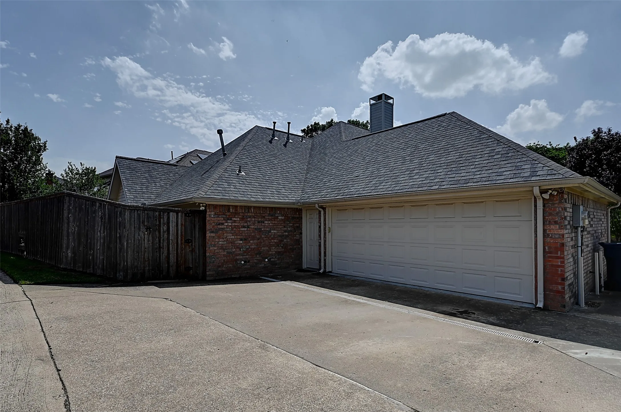 Single Family Residence For Sale in Dallas County , 6608 Barclay Lane, Garland, Texas 75044, 5 Bedrooms, 4 Bathrooms, 2 Garage spaces, 3,719 Sqft, built in 1996, Preowned, Price $690,000, mls#21244426, Real Estate Agent in Garland, Homes For Sale in Dallas county, Homes For Sale in Garland, Realtor in Garland Texas, Real Estate Brokerage Independent Realty Texas, Luminita Cordes Realtor