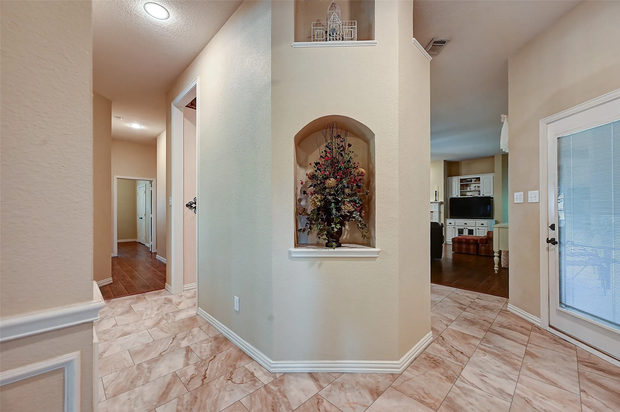 Single Family Residence For Sale in Dallas County , 6608 Barclay Lane, Garland, Texas 75044, 5 Bedrooms, 4 Bathrooms, 2 Garage spaces, 3,719 Sqft, built in 1996, Preowned, Price $690,000, mls#21244426, Real Estate Agent in Garland, Homes For Sale in Dallas county, Homes For Sale in Garland, Realtor in Garland Texas, Real Estate Brokerage Independent Realty Texas, Luminita Cordes Realtor