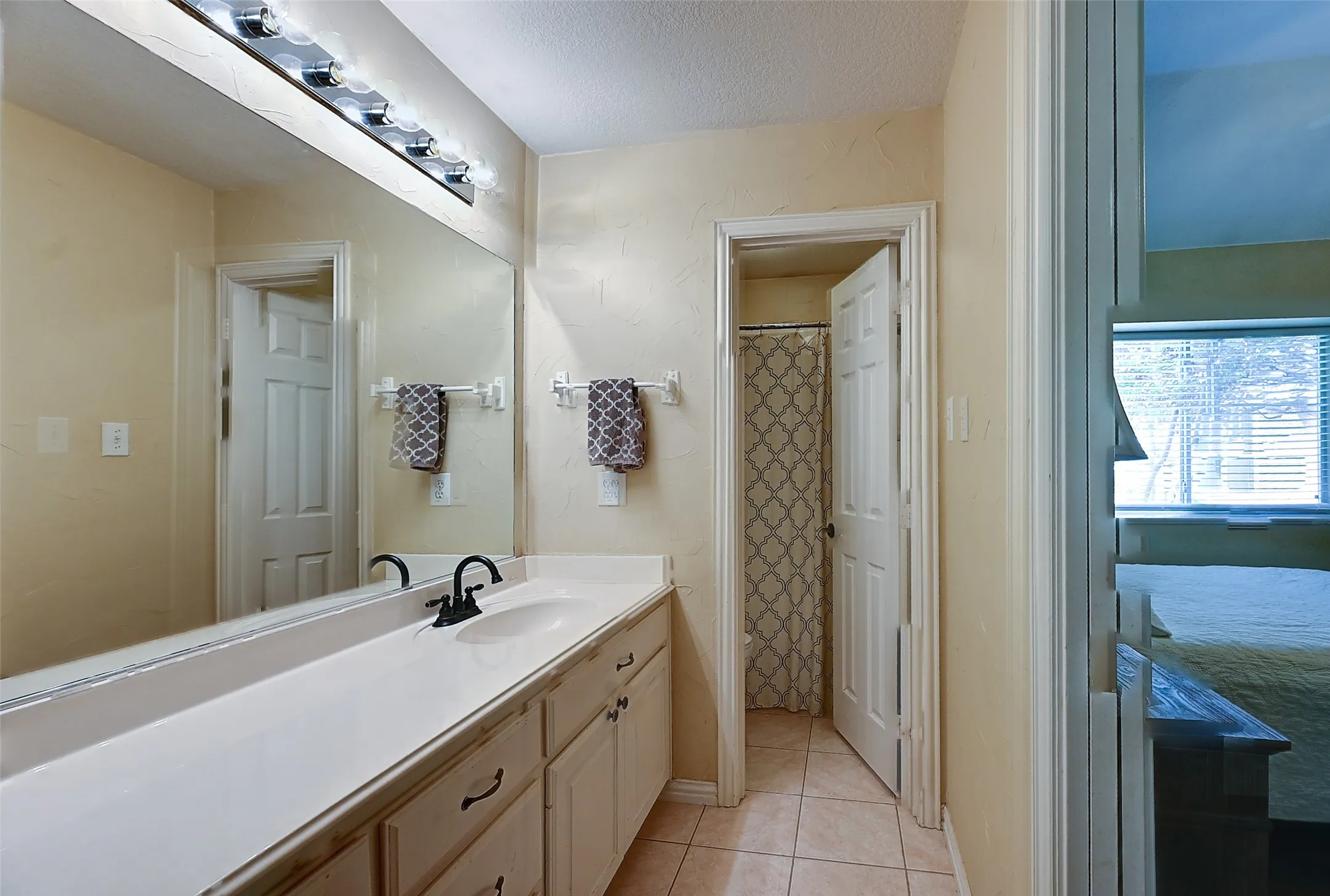 Single Family Residence For Sale in Dallas County , 6608 Barclay Lane, Garland, Texas 75044, 5 Bedrooms, 4 Bathrooms, 2 Garage spaces, 3,719 Sqft, built in 1996, Preowned, Price $690,000, mls#21244426, Real Estate Agent in Garland, Homes For Sale in Dallas county, Homes For Sale in Garland, Realtor in Garland Texas, Real Estate Brokerage Independent Realty Texas, Luminita Cordes Realtor