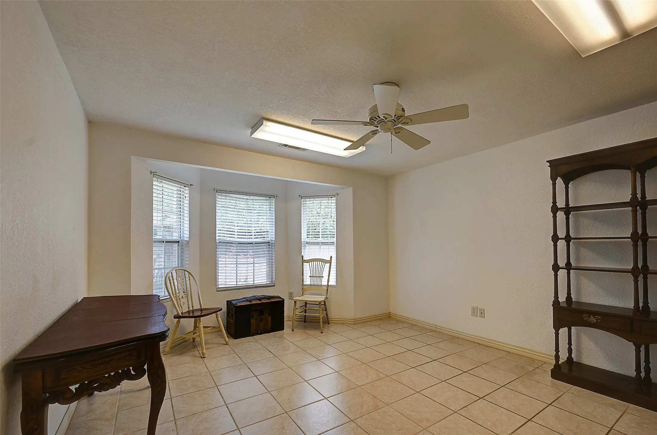 Single Family Residence For Sale in Dallas County , 6608 Barclay Lane, Garland, Texas 75044, 5 Bedrooms, 4 Bathrooms, 2 Garage spaces, 3,719 Sqft, built in 1996, Preowned, Price $690,000, mls#21244426, Real Estate Agent in Garland, Homes For Sale in Dallas county, Homes For Sale in Garland, Realtor in Garland Texas, Real Estate Brokerage Independent Realty Texas, Luminita Cordes Realtor
