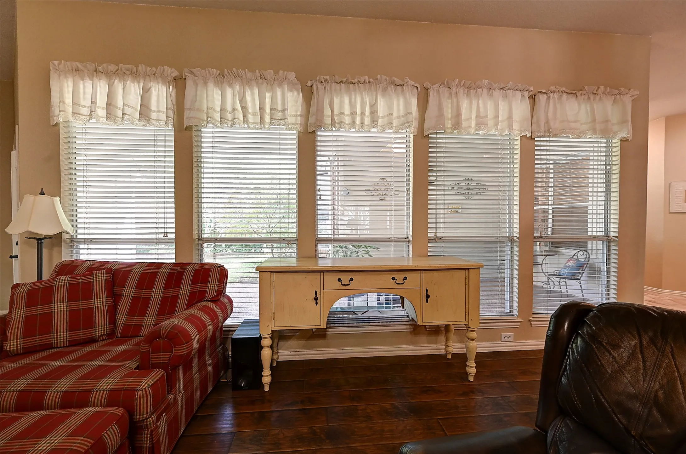 Single Family Residence For Sale in Dallas County , 6608 Barclay Lane, Garland, Texas 75044, 5 Bedrooms, 4 Bathrooms, 2 Garage spaces, 3,719 Sqft, built in 1996, Preowned, Price $690,000, mls#21244426, Real Estate Agent in Garland, Homes For Sale in Dallas county, Homes For Sale in Garland, Realtor in Garland Texas, Real Estate Brokerage Independent Realty Texas, Luminita Cordes Realtor