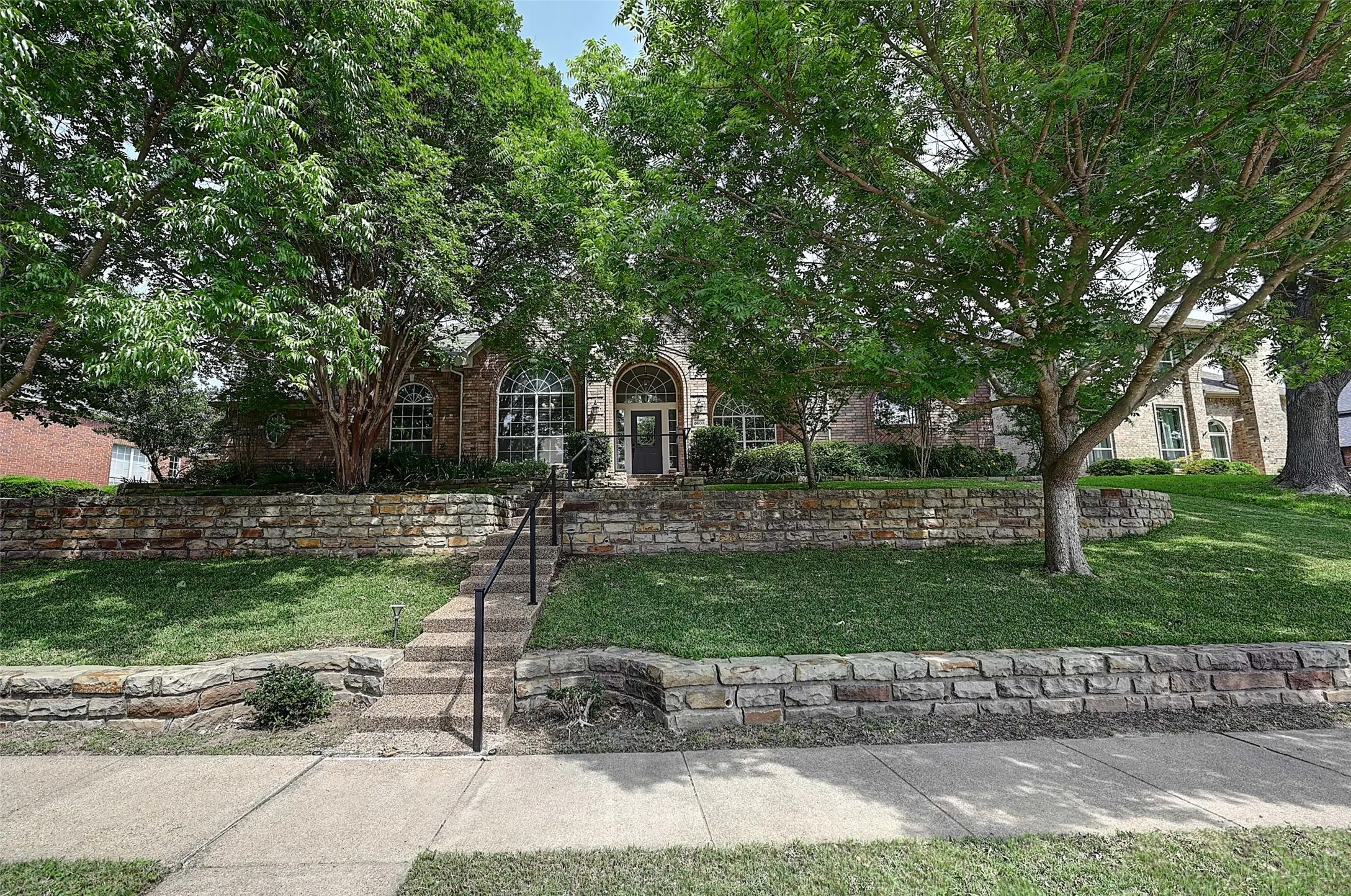 Single Family Residence For Sale in Dallas County , 6608 Barclay Lane, Garland, Texas 75044, 5 Bedrooms, 4 Bathrooms, 2 Garage spaces, 3,719 Sqft, built in 1996, Preowned, Price $690,000, mls#21244426, Real Estate Agent in Garland, Homes For Sale in Dallas county, Homes For Sale in Garland, Realtor in Garland Texas, Real Estate Brokerage Independent Realty Texas, Luminita Cordes Realtor